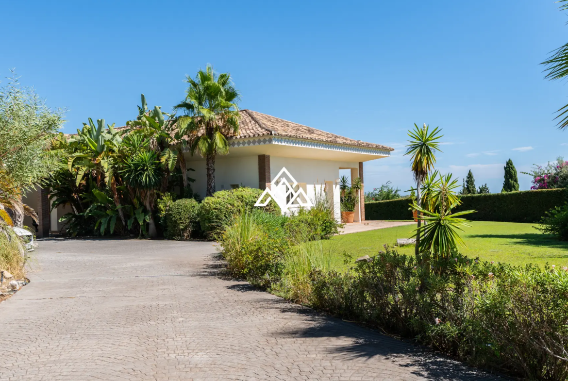 Benahavís villa with panoramic sea views, private pool and large plot near Marbella