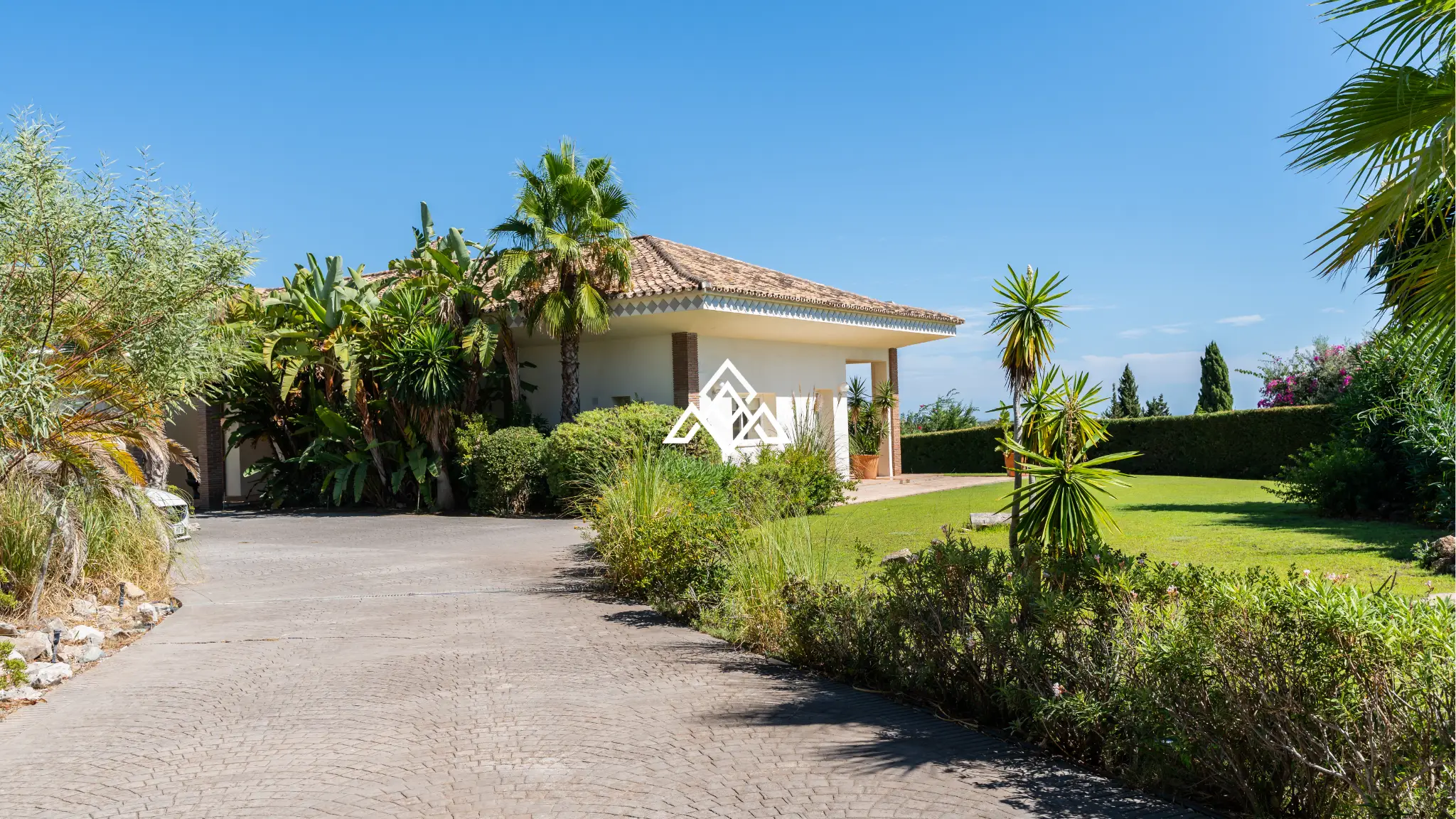 Benahavís villa with panoramic sea views, private pool and large plot near Marbella