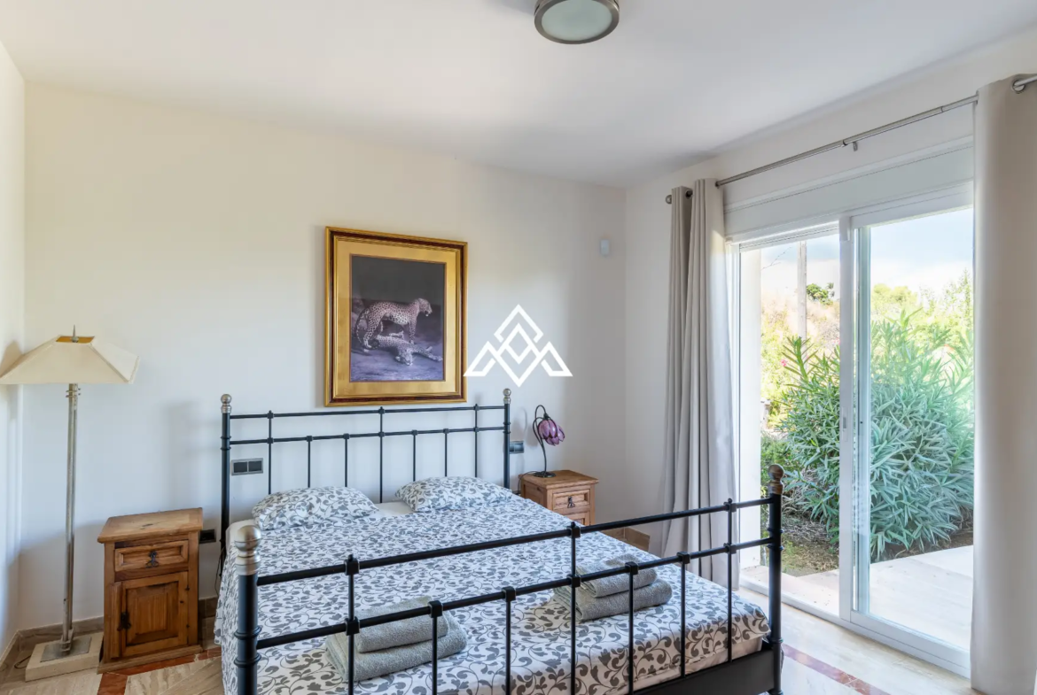 Benahavís villa with panoramic sea views, private pool and large plot near Marbella