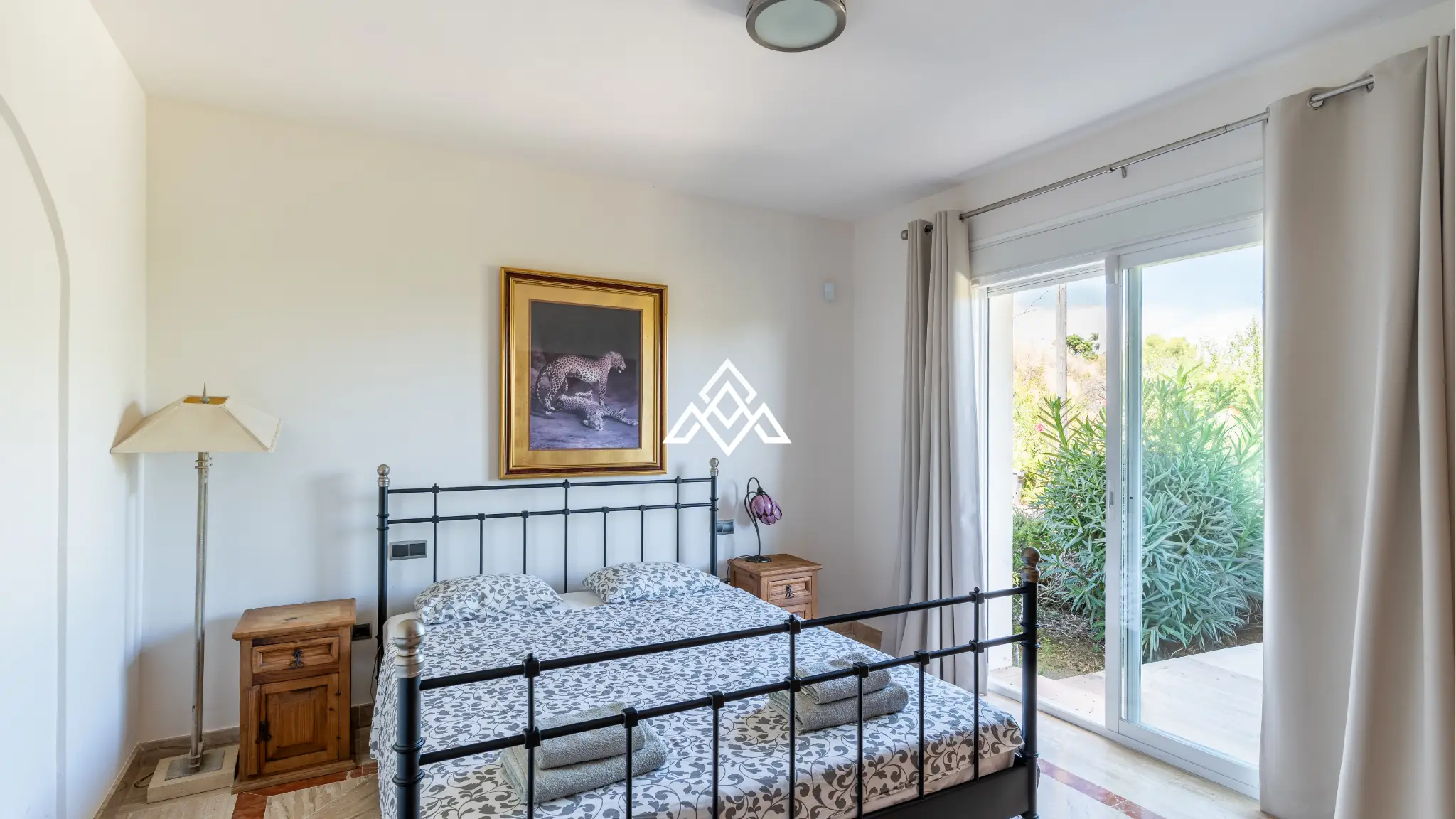 Benahavís villa with panoramic sea views, private pool and large plot near Marbella