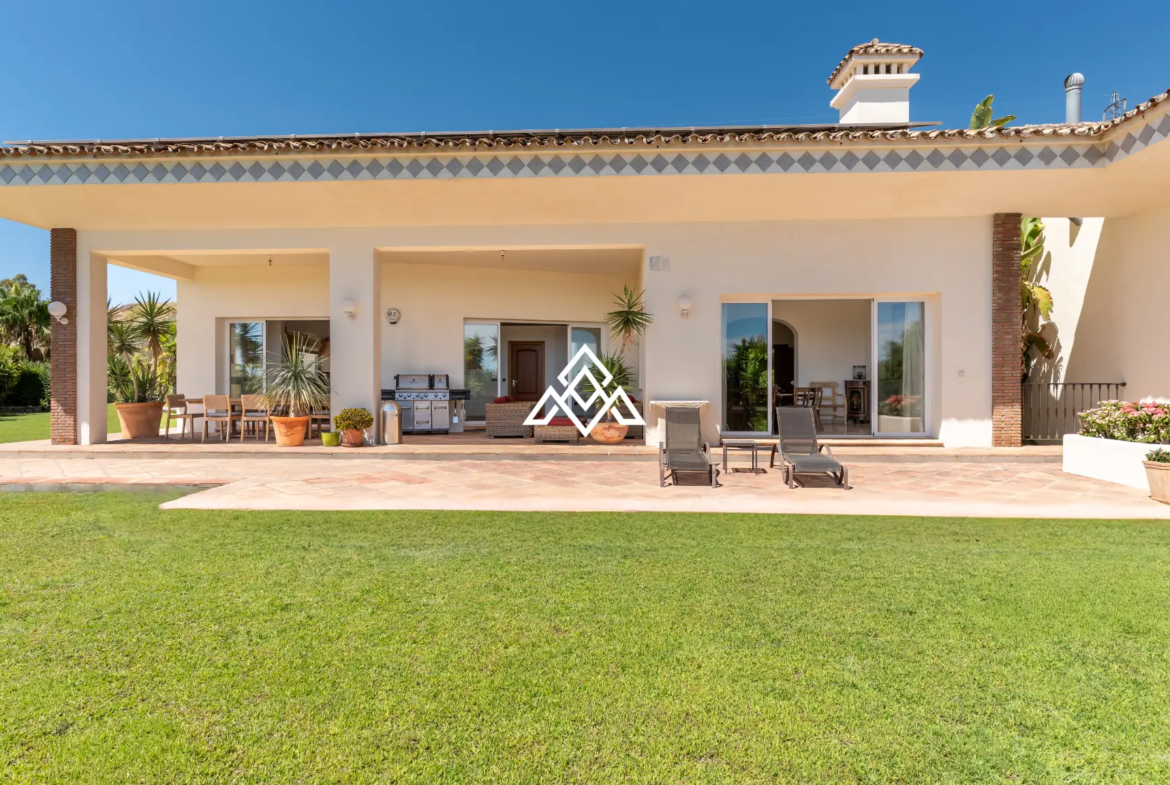 Benahavís villa with panoramic sea views, private pool and large plot near Marbella