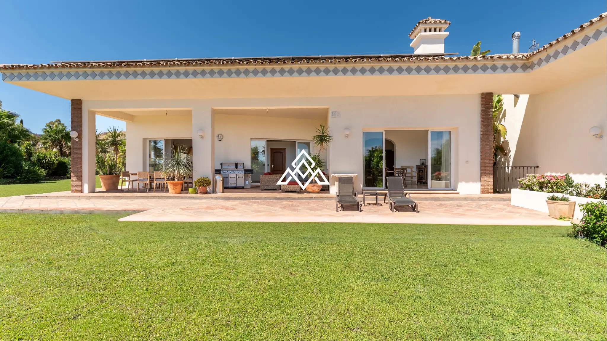 Benahavís villa with panoramic sea views, private pool and large plot near Marbella