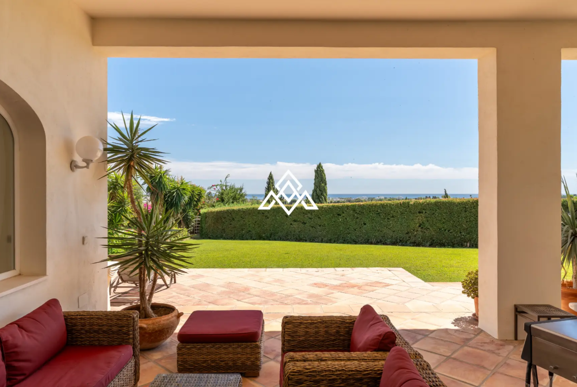 Benahavís villa with panoramic sea views, private pool and large plot near Marbella