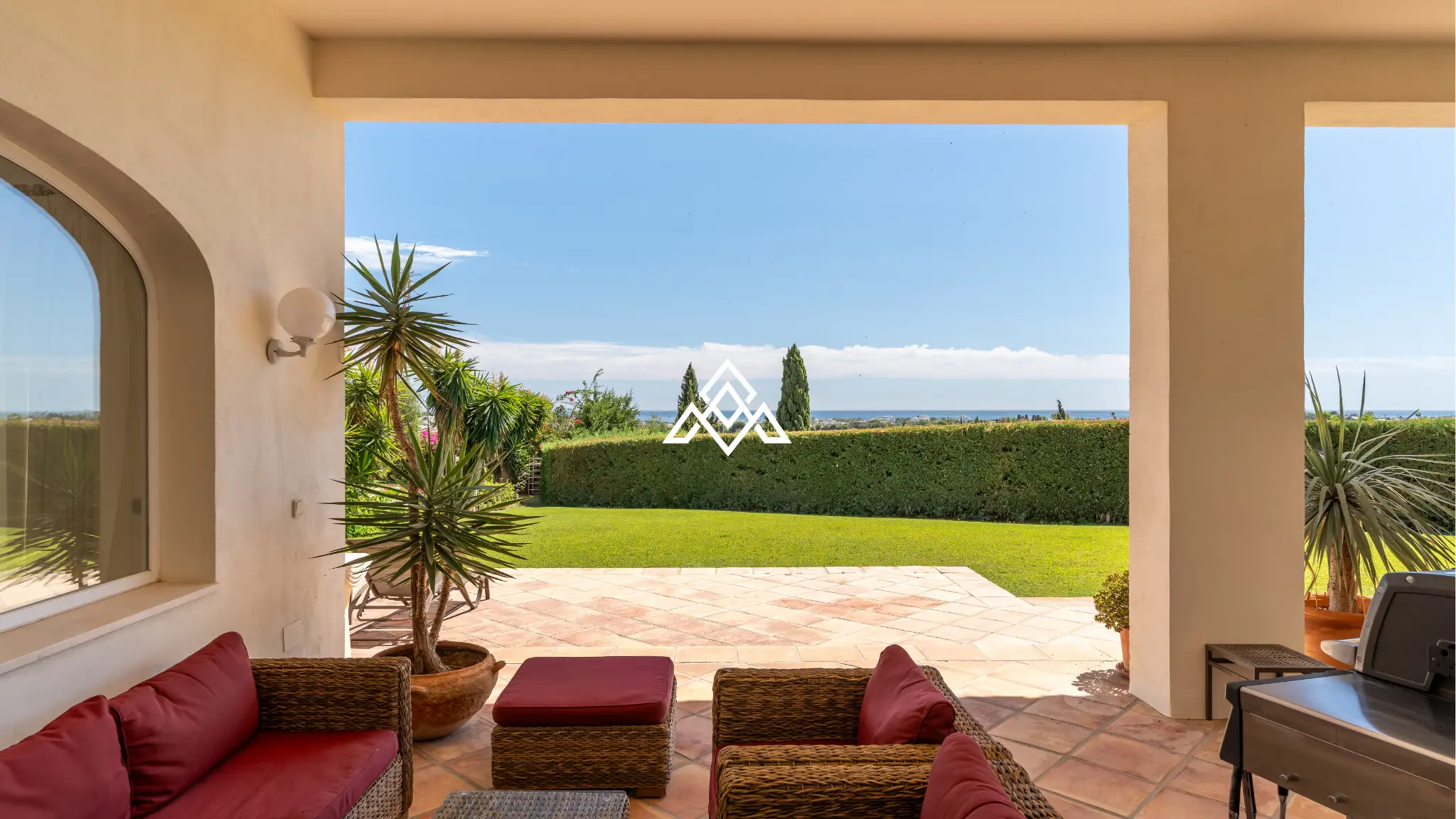 Benahavís villa with panoramic sea views, private pool and large plot near Marbella