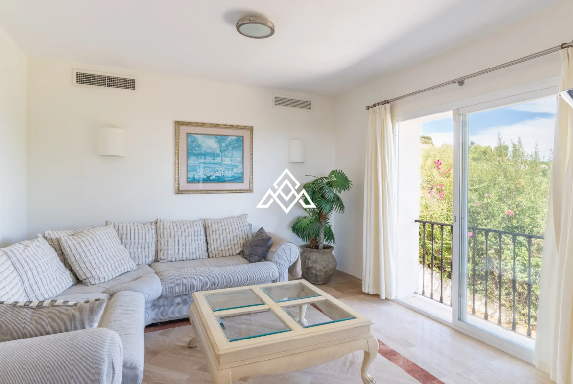 Benahavís villa with panoramic sea views, private pool and large plot near Marbella