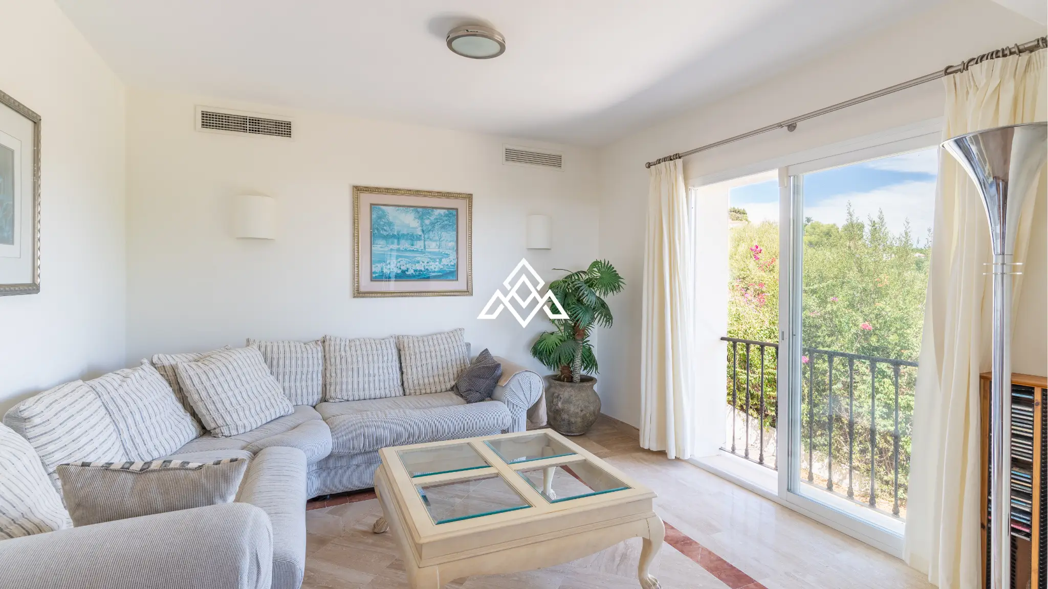 Benahavís villa with panoramic sea views, private pool and large plot near Marbella