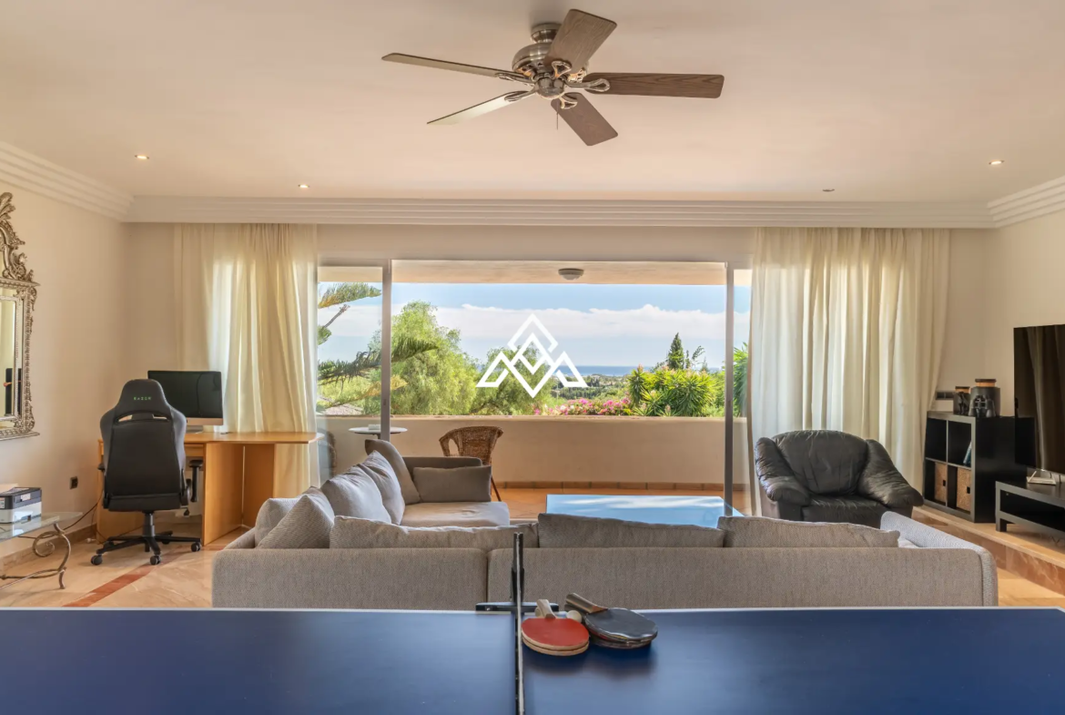 Benahavís villa with panoramic sea views, private pool and large plot near Marbella