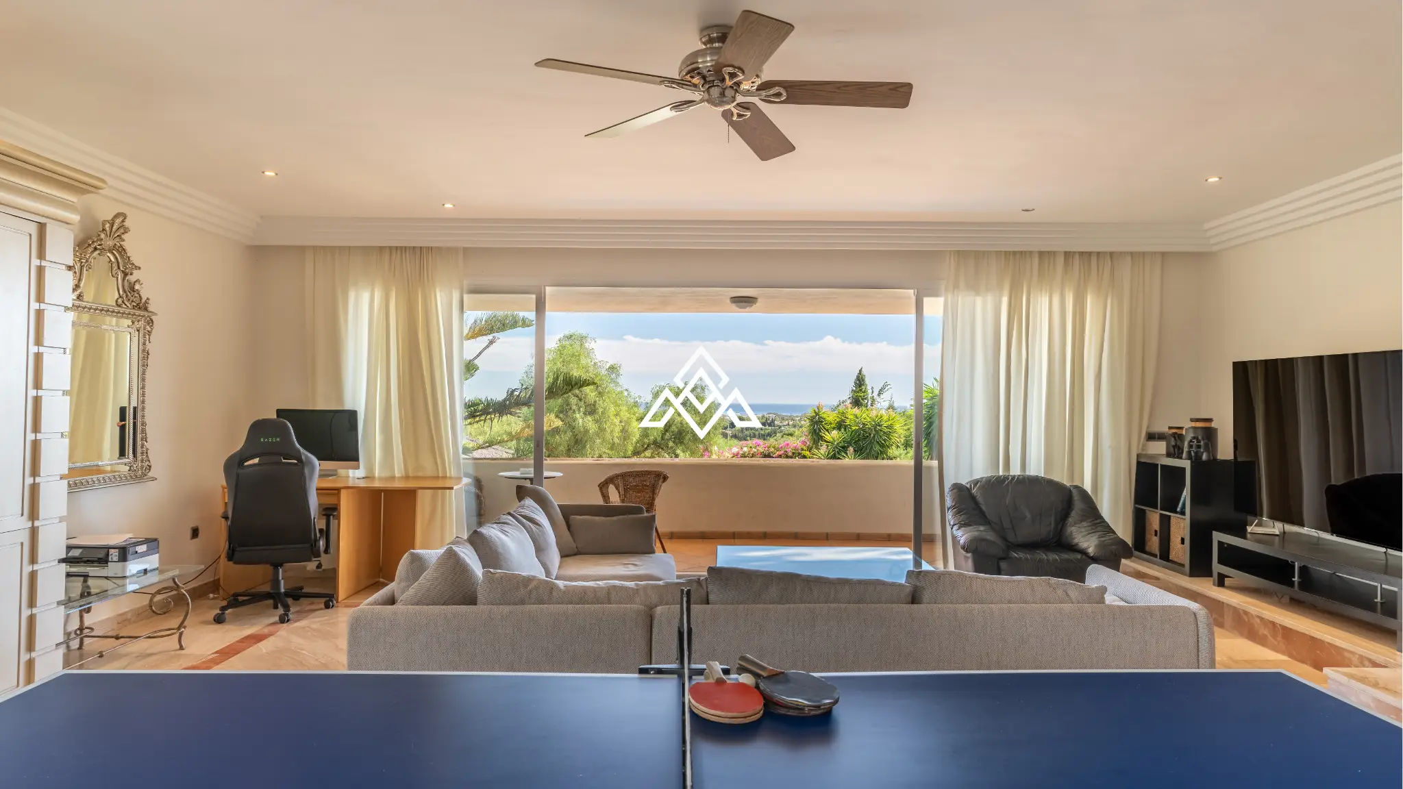 Benahavís villa with panoramic sea views, private pool and large plot near Marbella