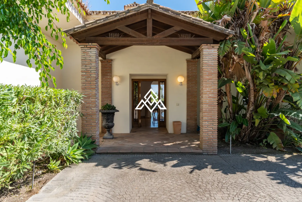 Benahavís villa with panoramic sea views, private pool and large plot near Marbella