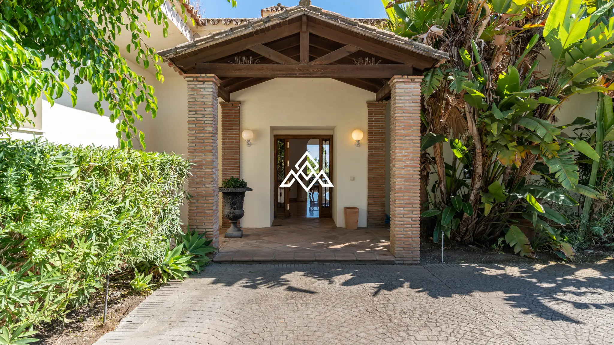 Benahavís villa with panoramic sea views, private pool and large plot near Marbella