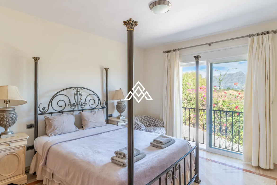 Benahavís villa with panoramic sea views, private pool and large plot near Marbella