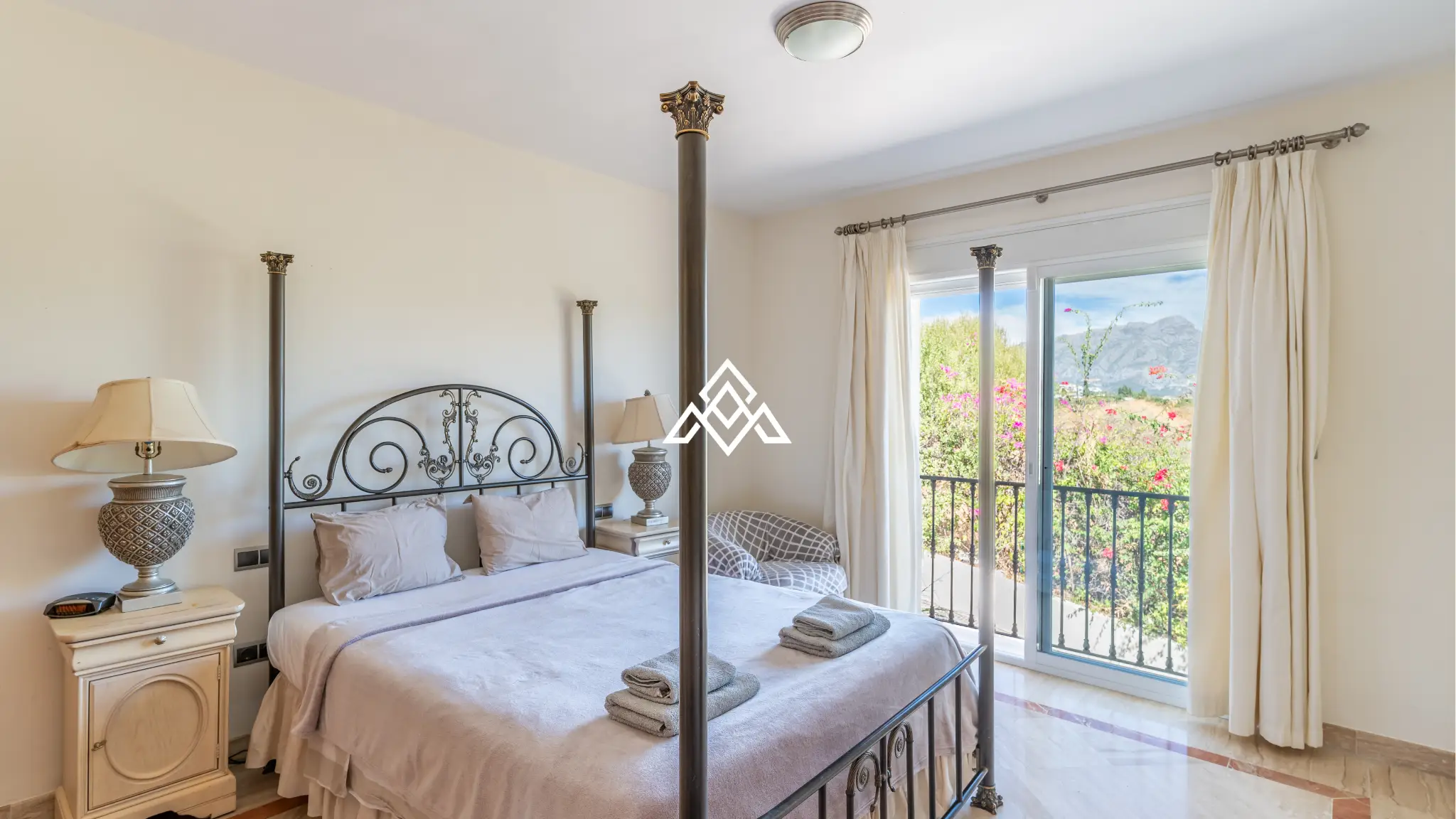 Benahavís villa with panoramic sea views, private pool and large plot near Marbella