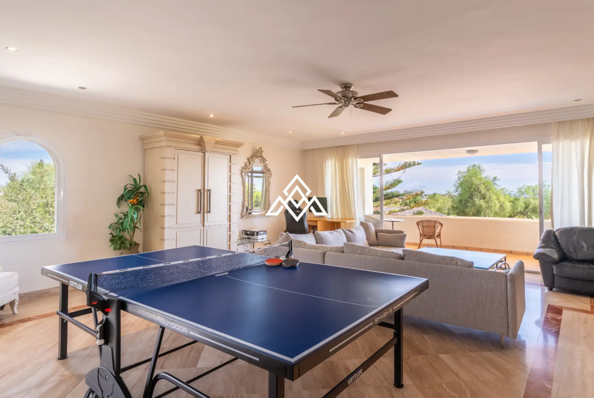 Benahavís villa with panoramic sea views, private pool and large plot near Marbella