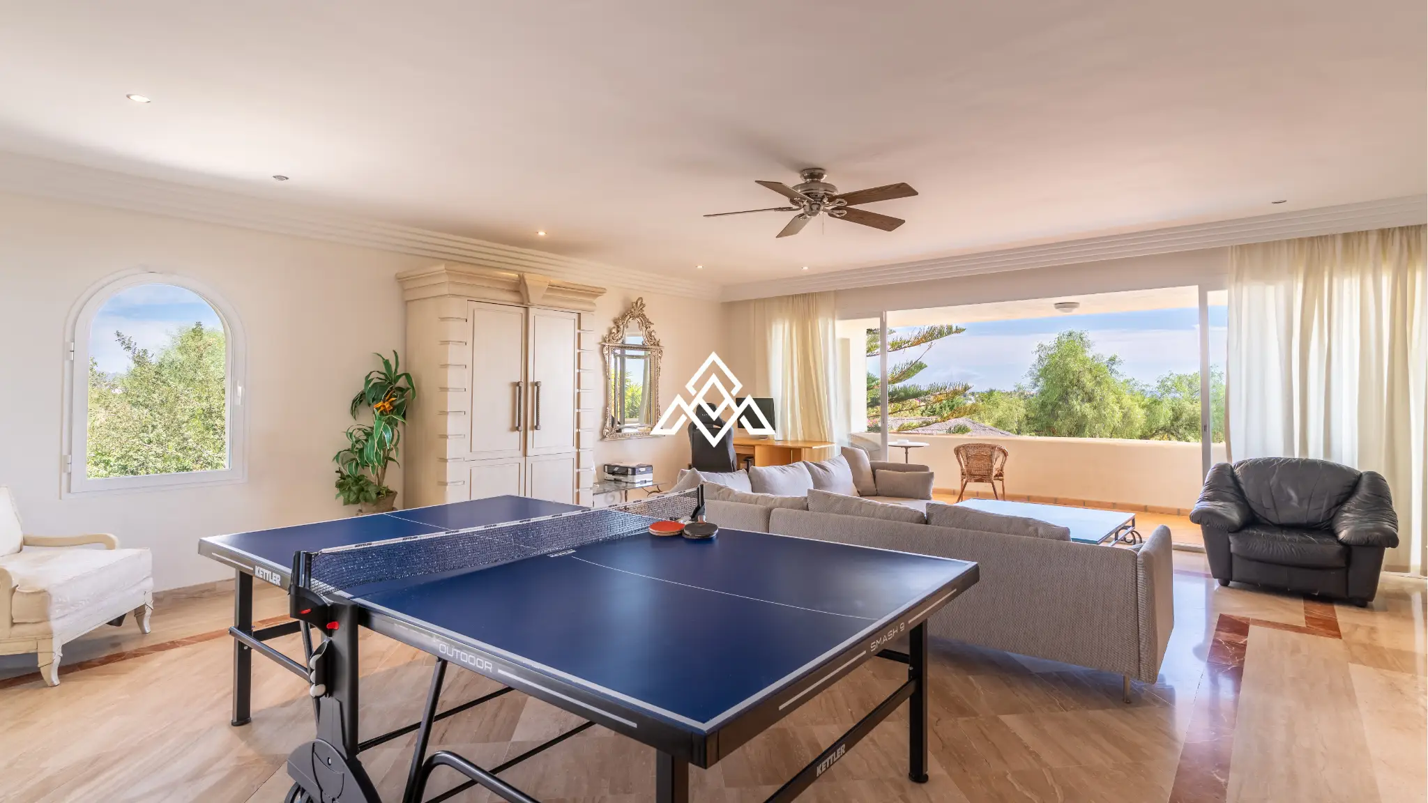 Benahavís villa with panoramic sea views, private pool and large plot near Marbella