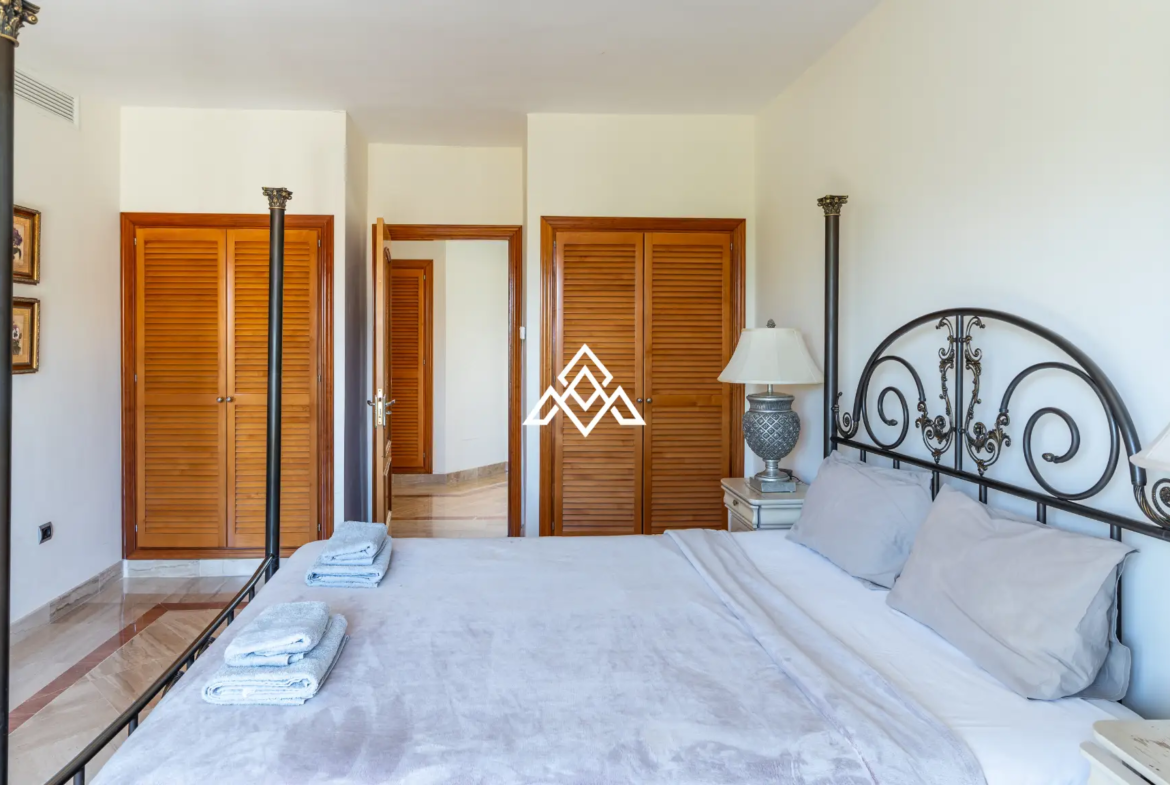 Benahavís villa with panoramic sea views, private pool and large plot near Marbella