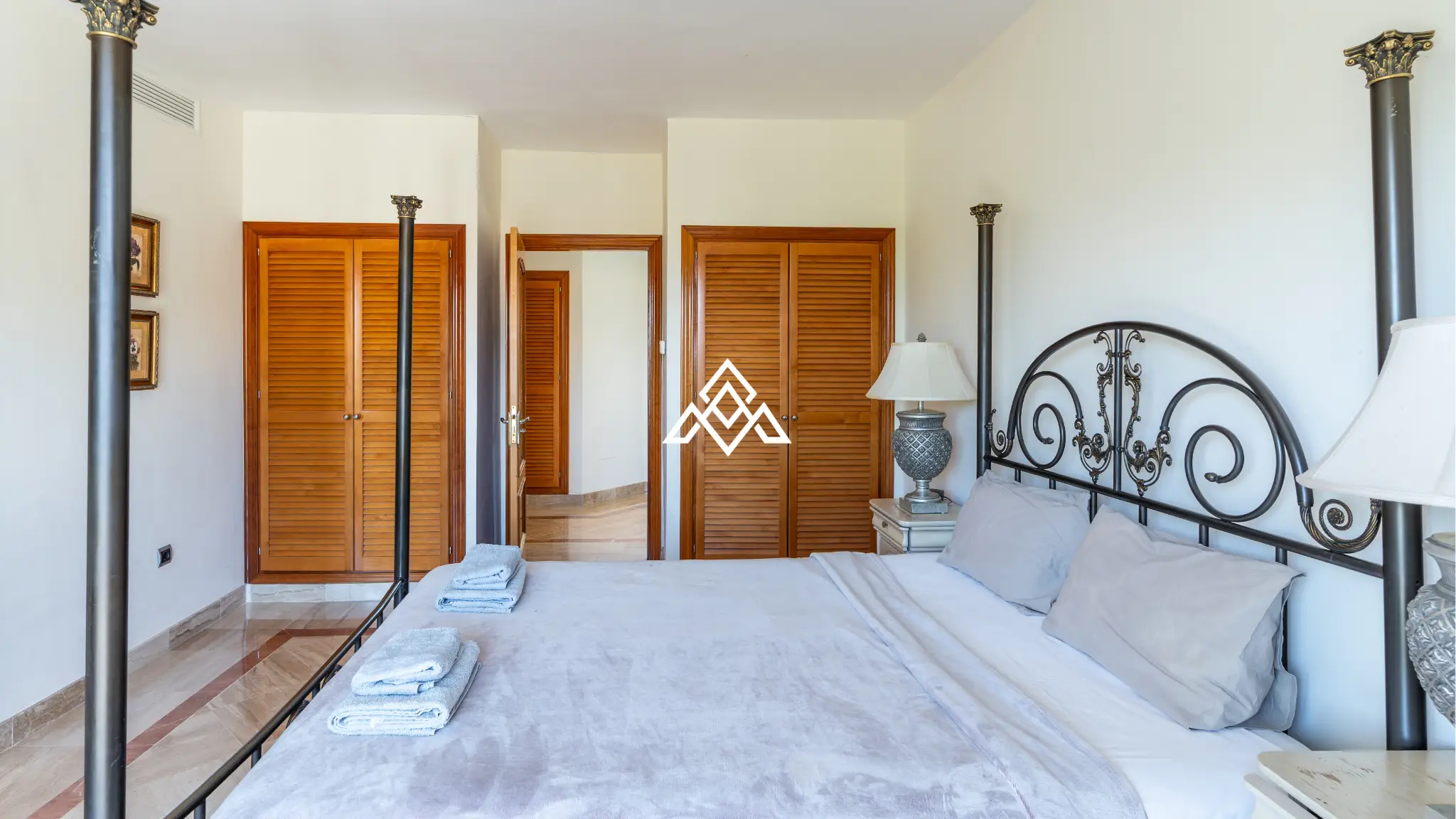 Benahavís villa with panoramic sea views, private pool and large plot near Marbella