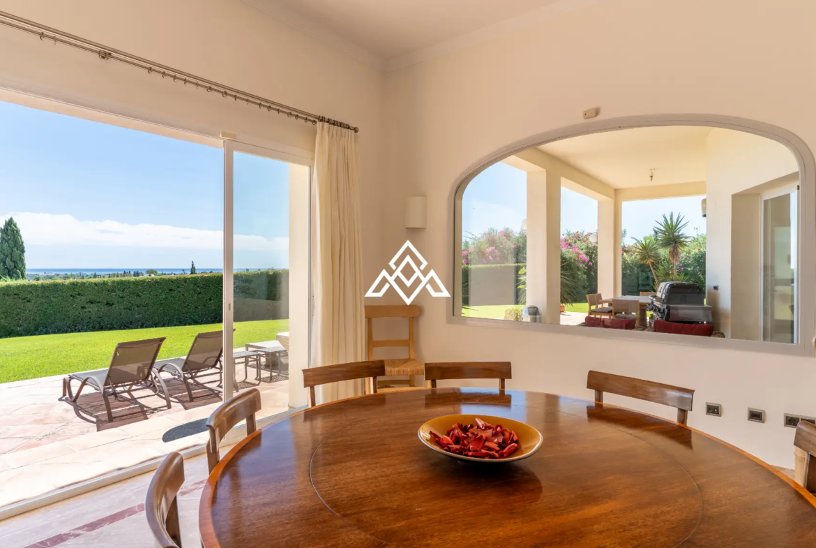 Benahavís villa with panoramic sea views, private pool and large plot near Marbella