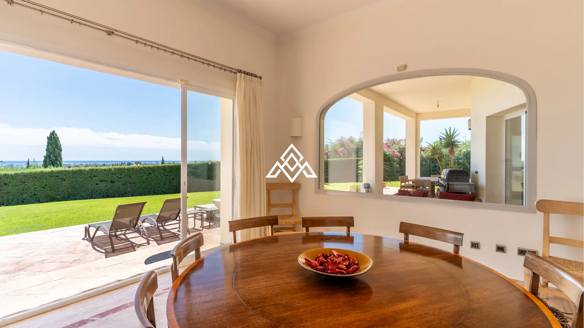 Benahavís villa with panoramic sea views, private pool and large plot near Marbella
