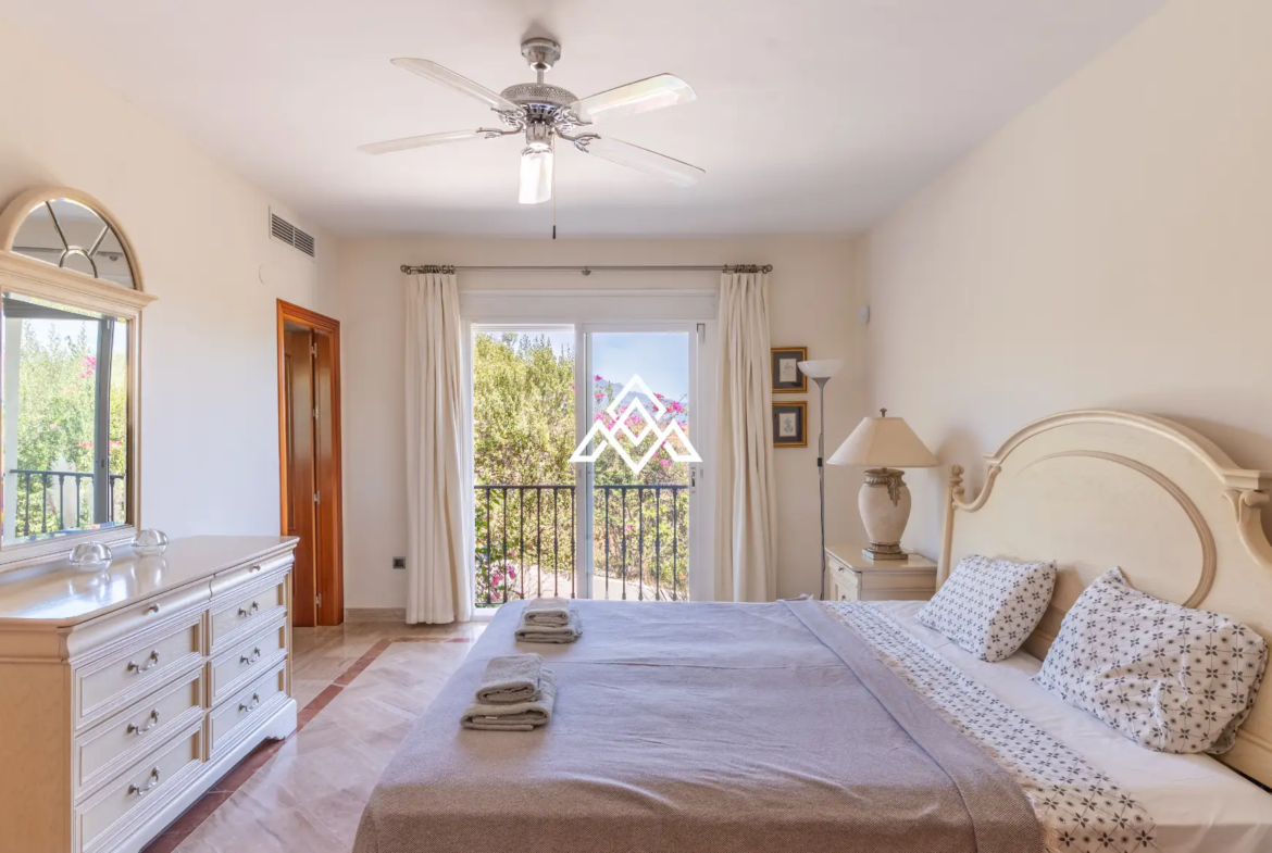 Benahavís villa with panoramic sea views, private pool and large plot near Marbella
