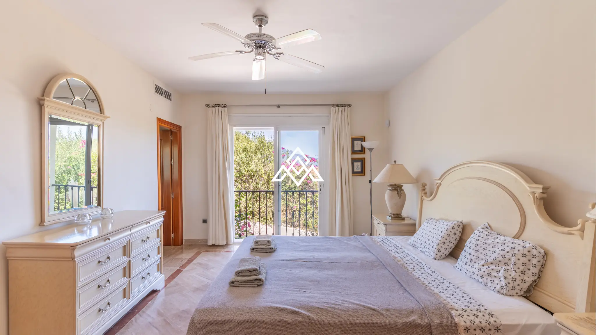 Benahavís villa with panoramic sea views, private pool and large plot near Marbella