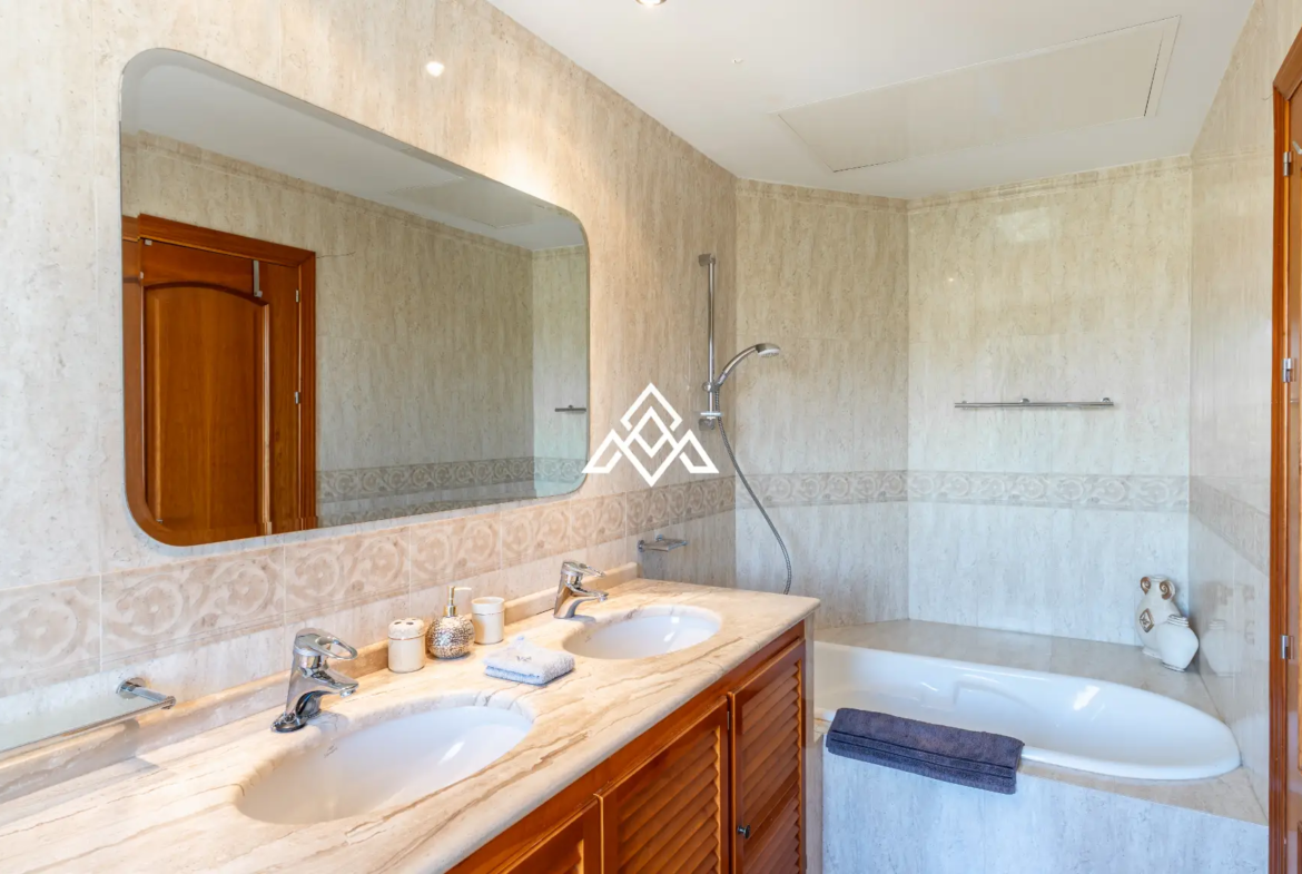 Benahavís villa with panoramic sea views, private pool and large plot near Marbella