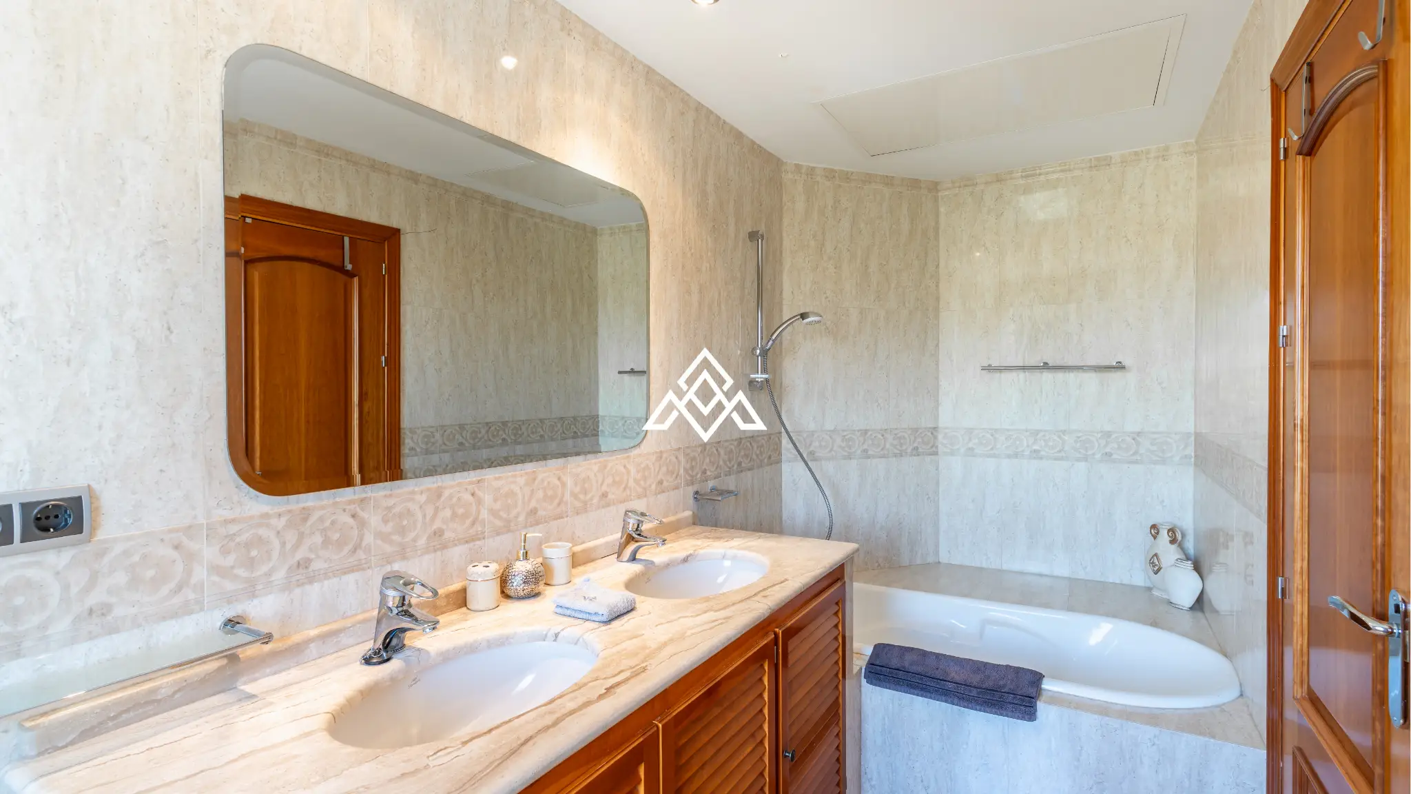 Benahavís villa with panoramic sea views, private pool and large plot near Marbella