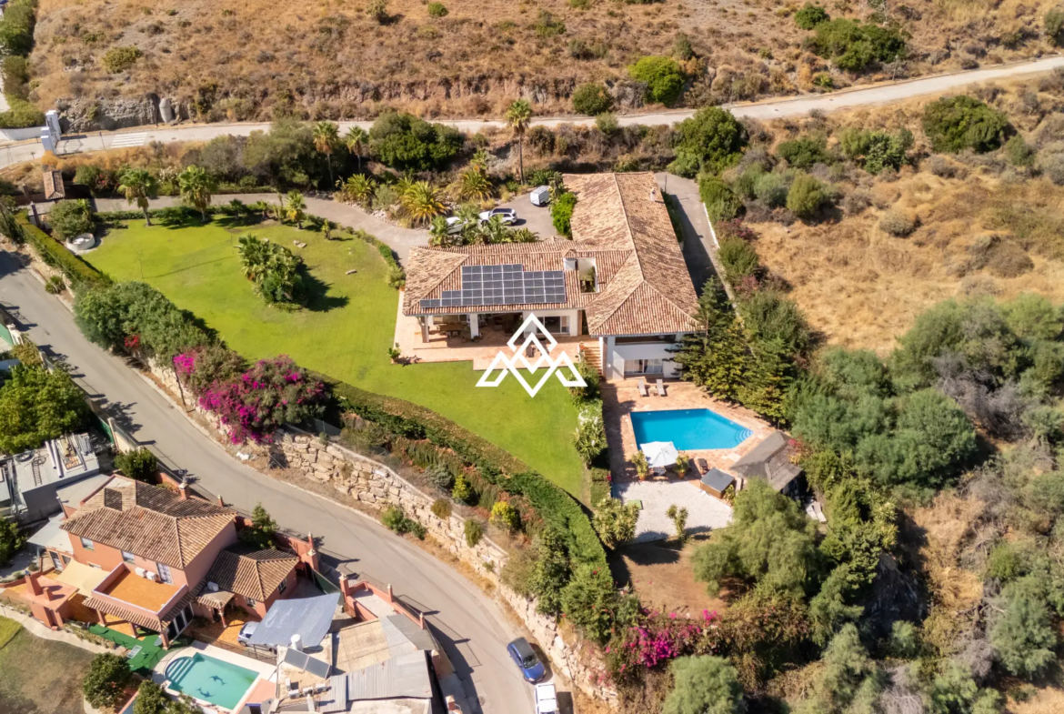 Benahavís villa with panoramic sea views, private pool and large plot near Marbella