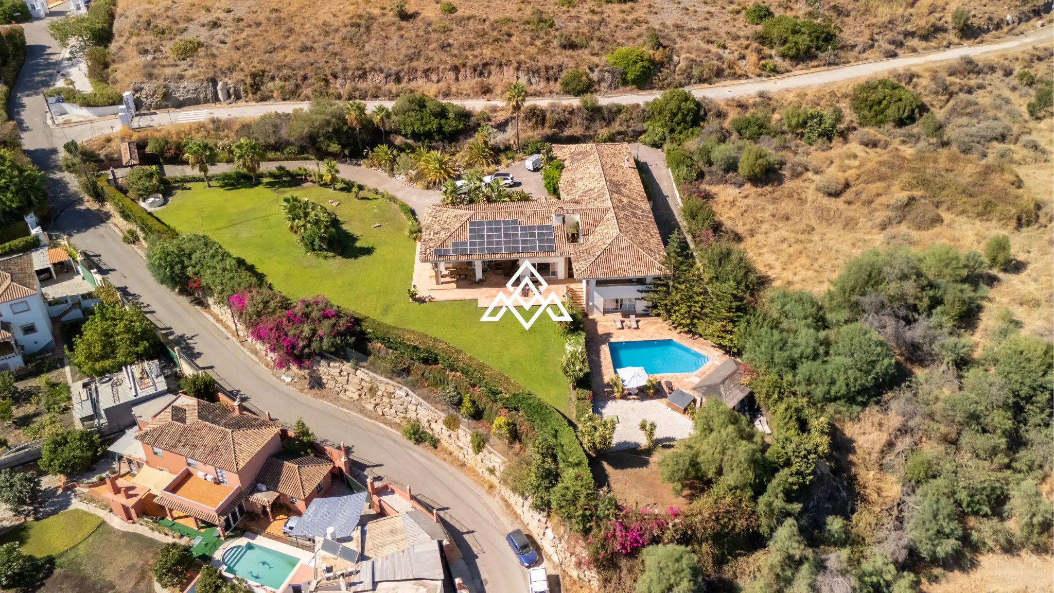 Benahavís villa with panoramic sea views, private pool and large plot near Marbella