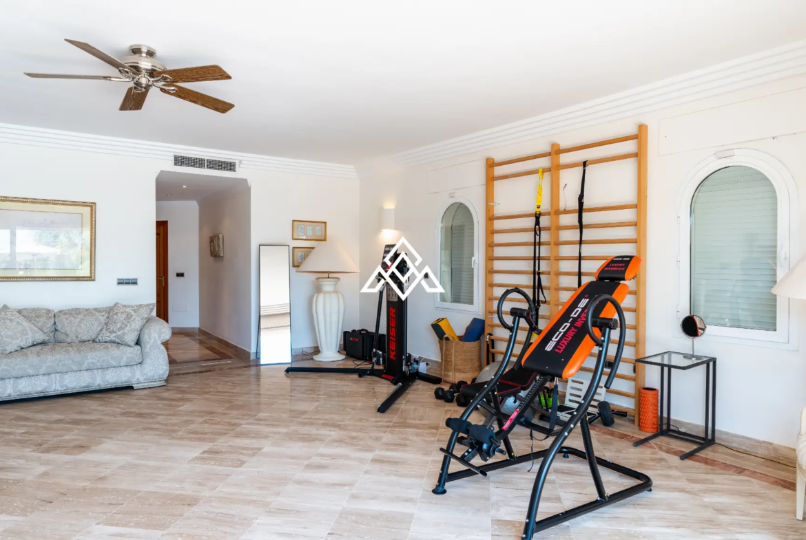 Benahavís villa with panoramic sea views, private pool and large plot near Marbella