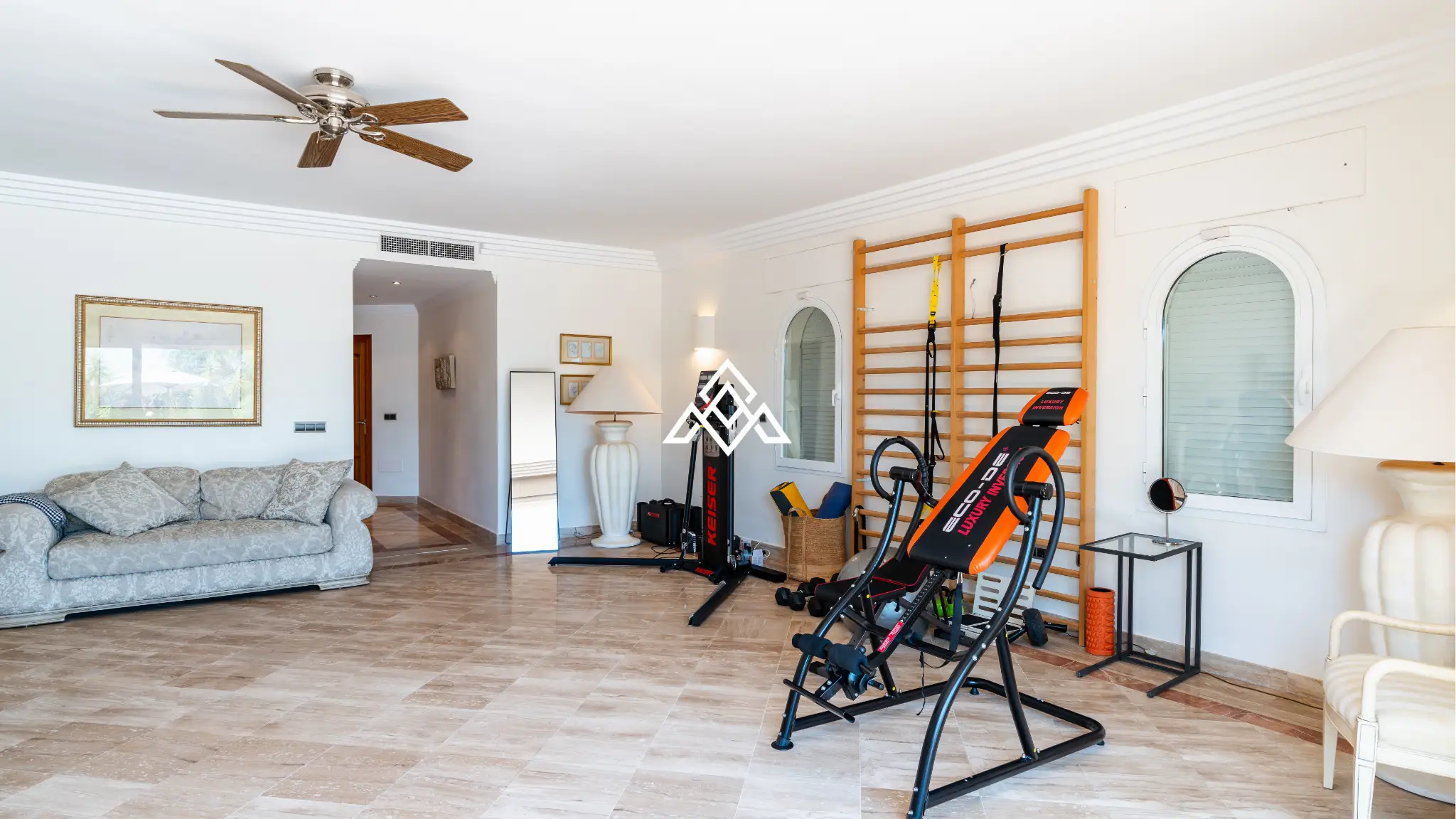 Benahavís villa with panoramic sea views, private pool and large plot near Marbella