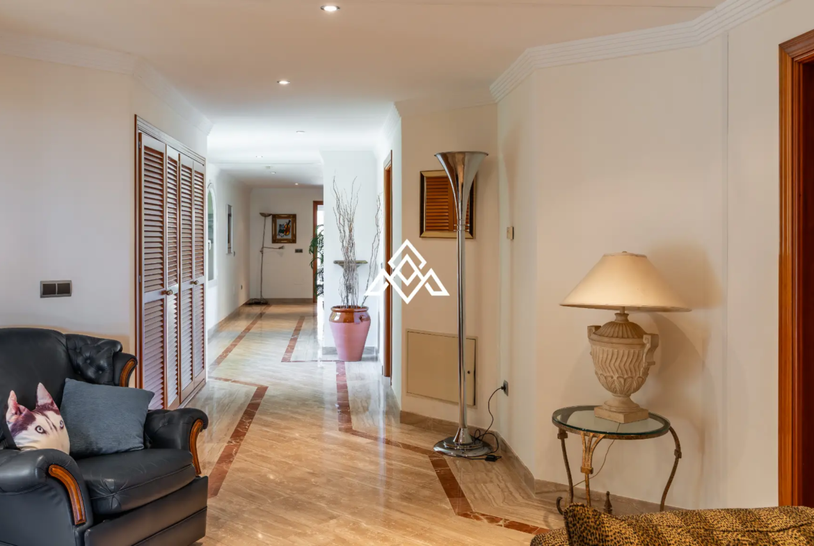 Benahavís villa with panoramic sea views, private pool and large plot near Marbella