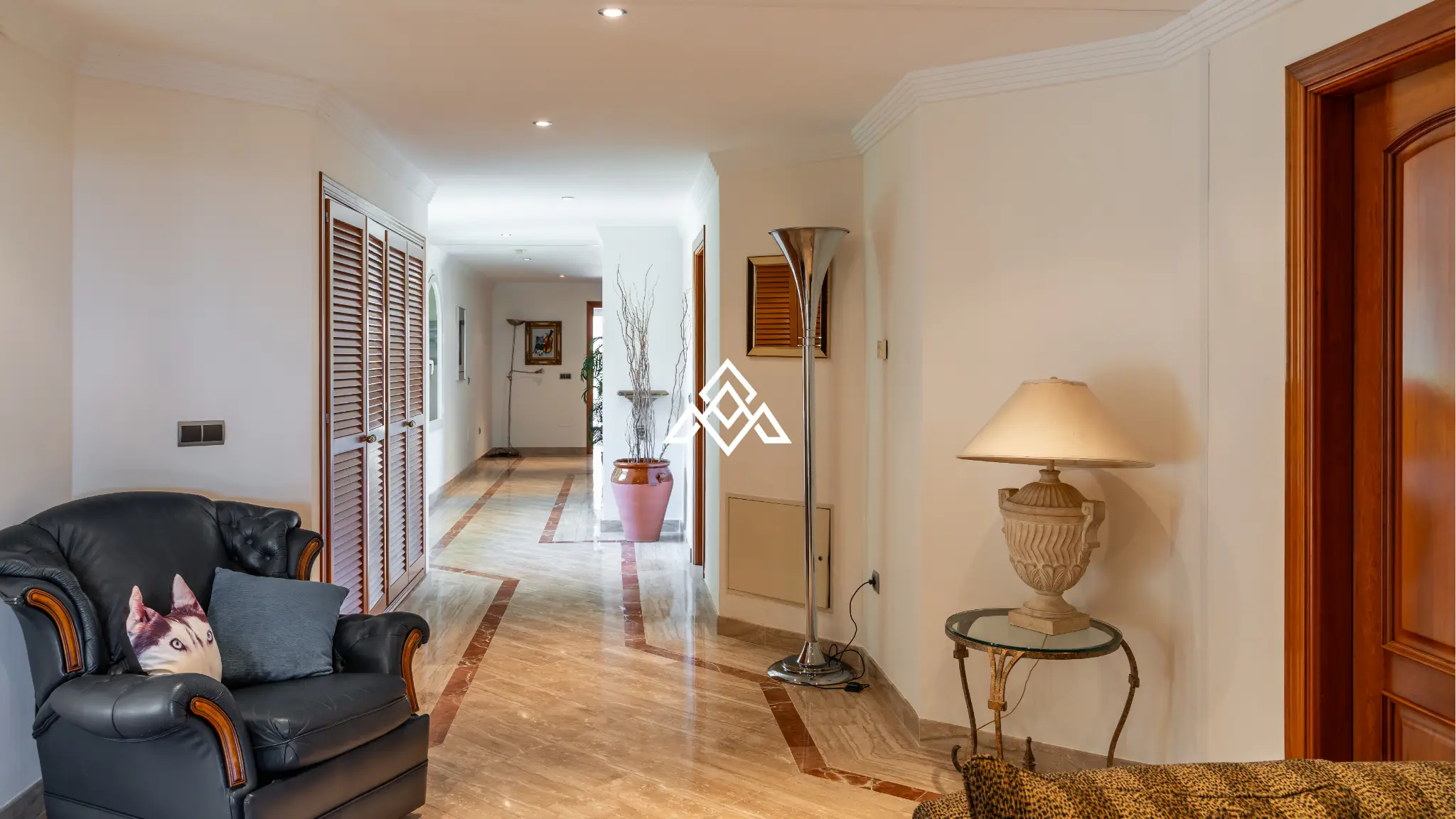 Benahavís villa with panoramic sea views, private pool and large plot near Marbella