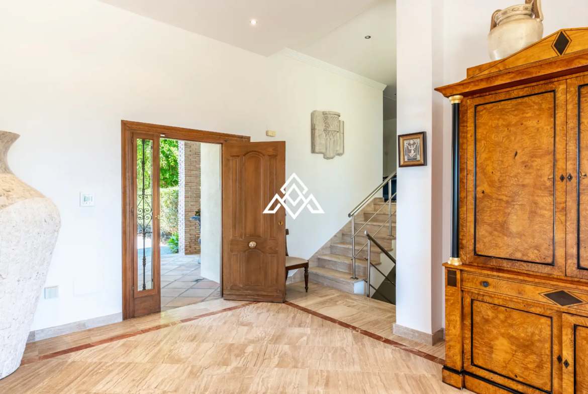 Benahavís villa with panoramic sea views, private pool and large plot near Marbella