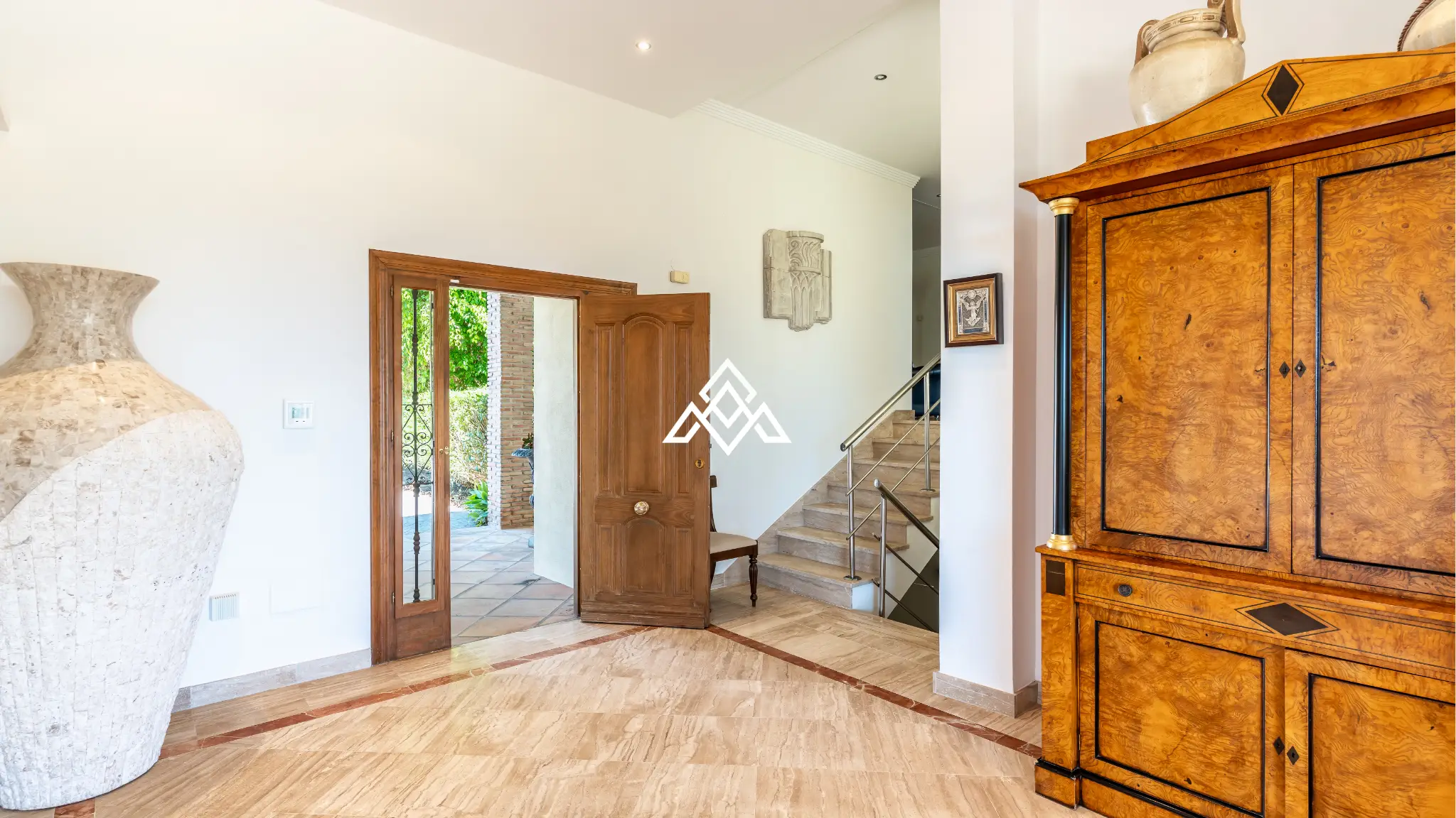 Benahavís villa with panoramic sea views, private pool and large plot near Marbella