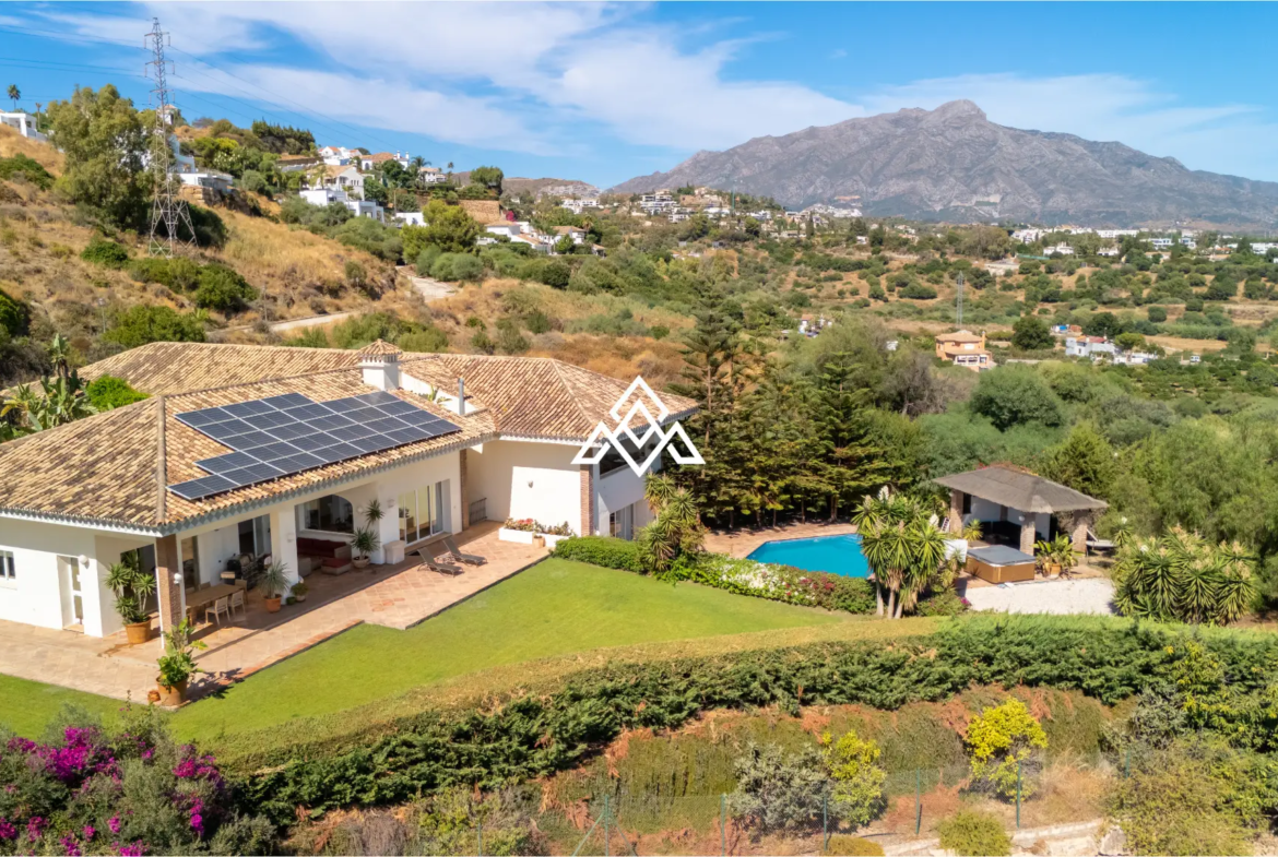 Benahavís villa with panoramic sea views, private pool and large plot near Marbella