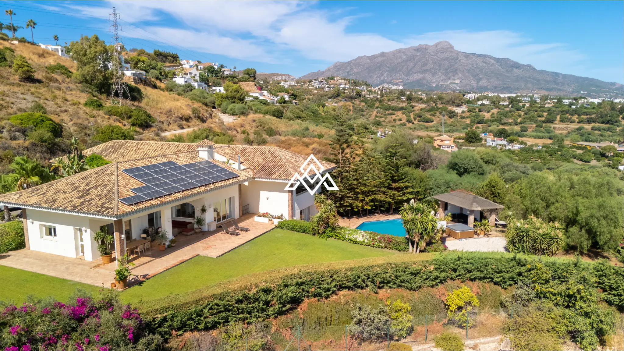 Benahavís villa with panoramic sea views, private pool and large plot near Marbella