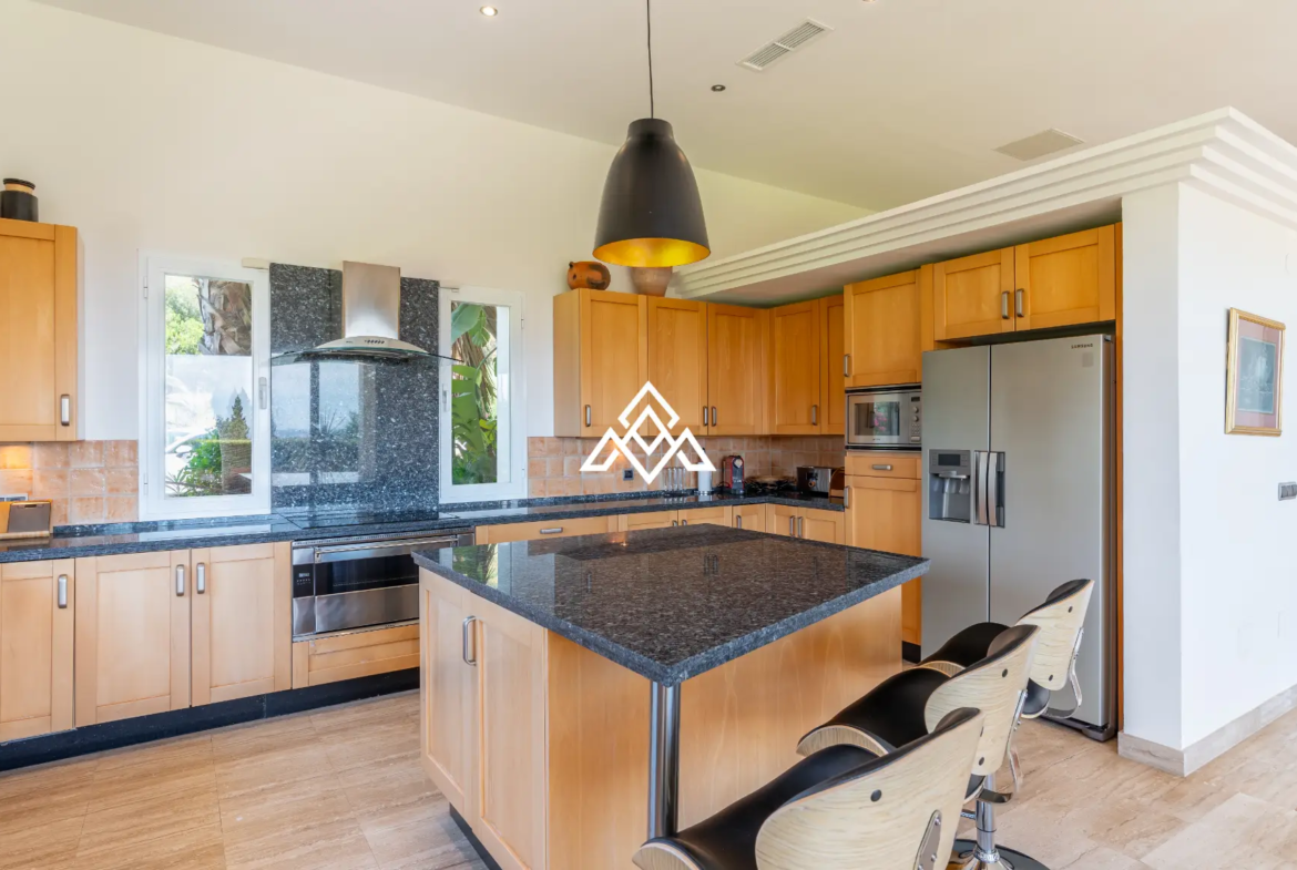 Benahavís villa with panoramic sea views, private pool and large plot near Marbella