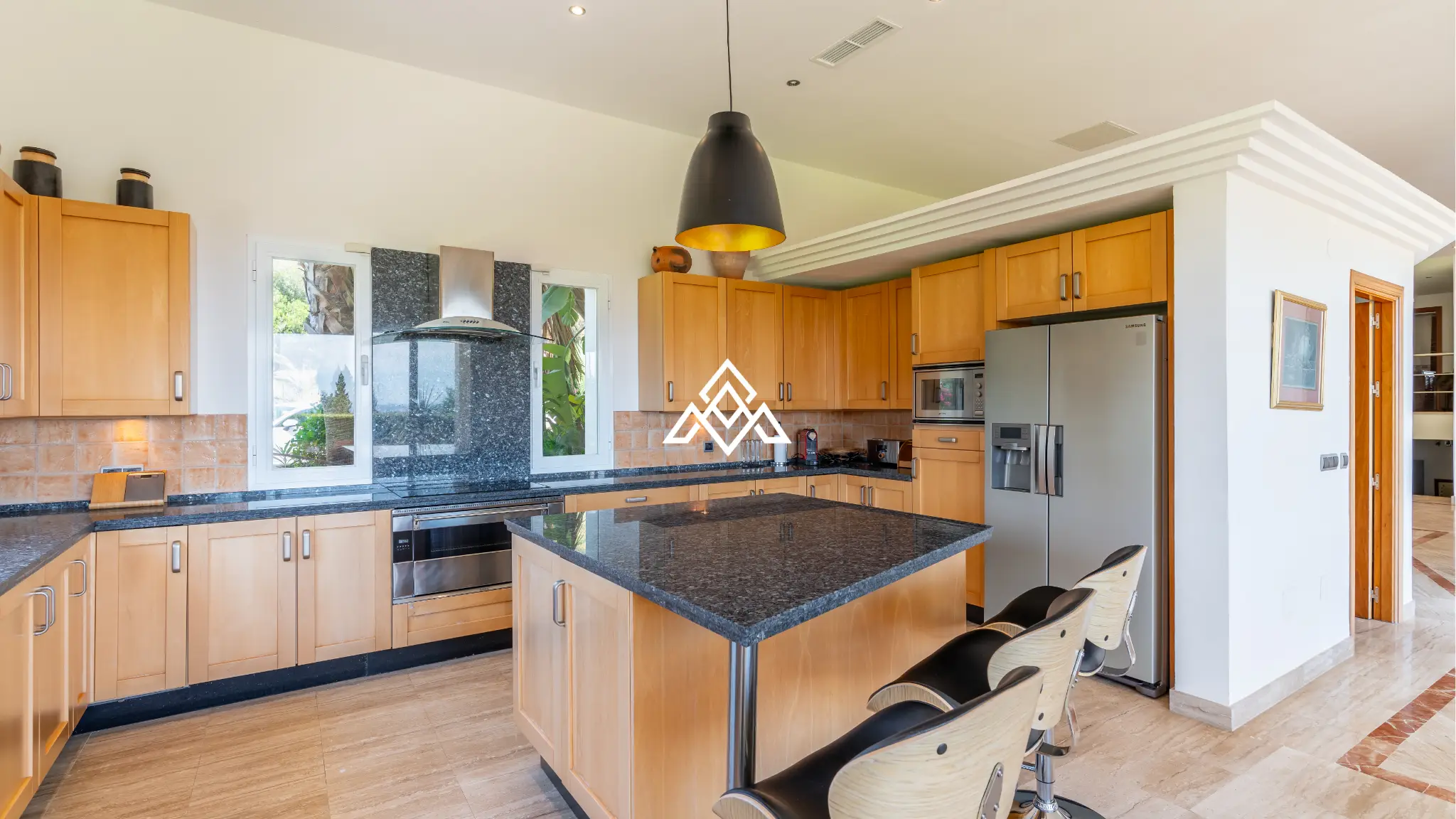 Benahavís villa with panoramic sea views, private pool and large plot near Marbella