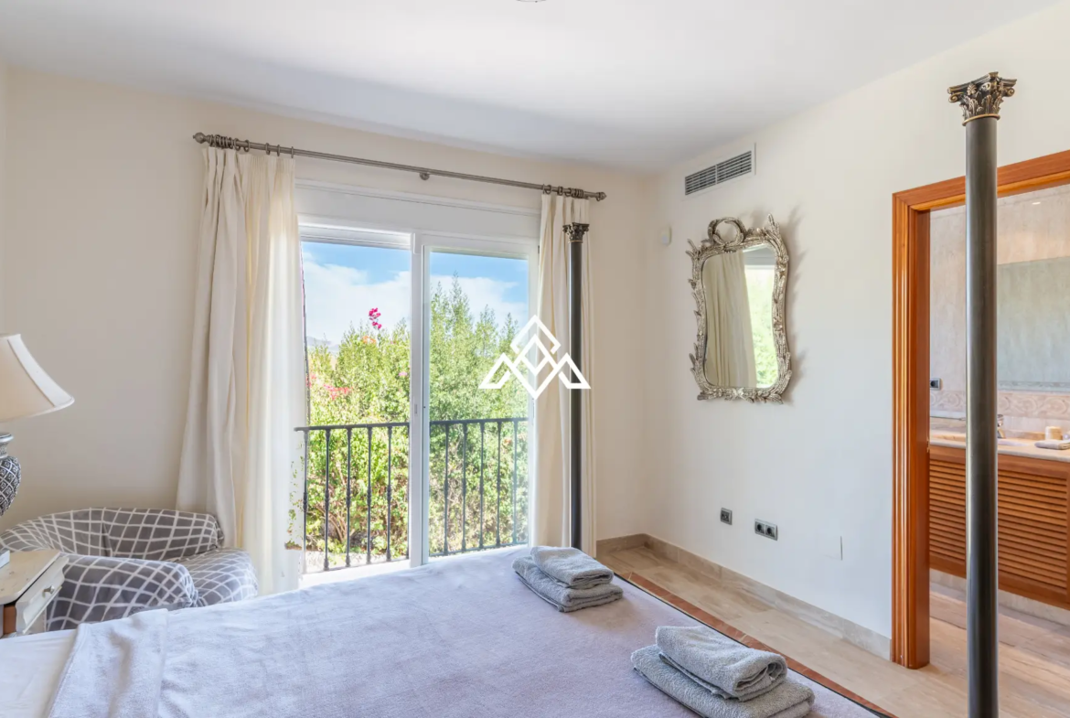 Benahavís villa with panoramic sea views, private pool and large plot near Marbella