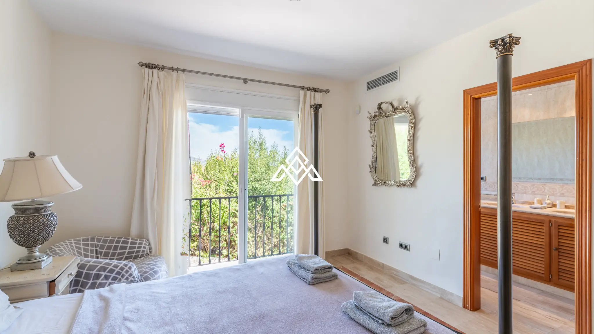Benahavís villa with panoramic sea views, private pool and large plot near Marbella