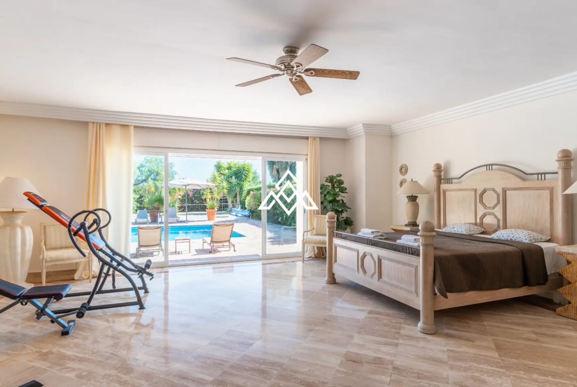 Benahavís villa with panoramic sea views, private pool and large plot near Marbella