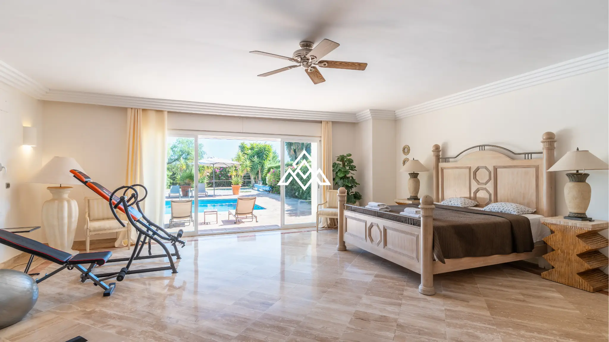 Benahavís villa with panoramic sea views, private pool and large plot near Marbella