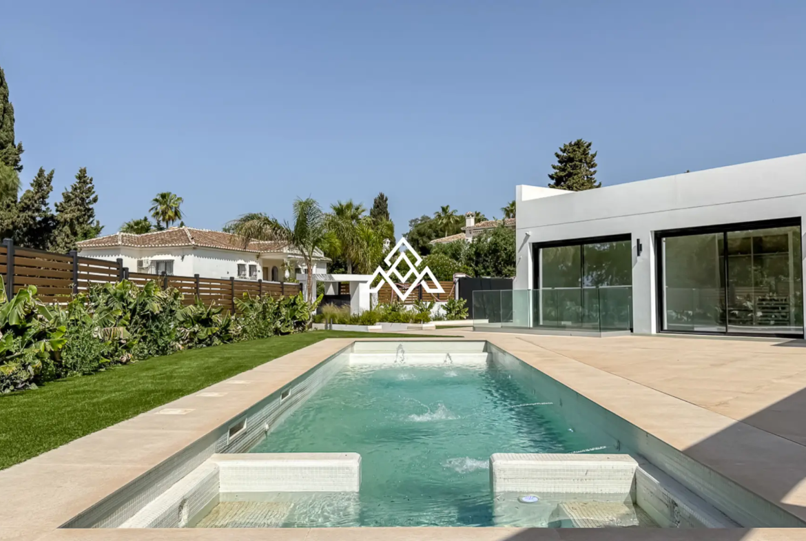 El Chaparral villa with pool, garden and modern design near the beach in Mijas Costa