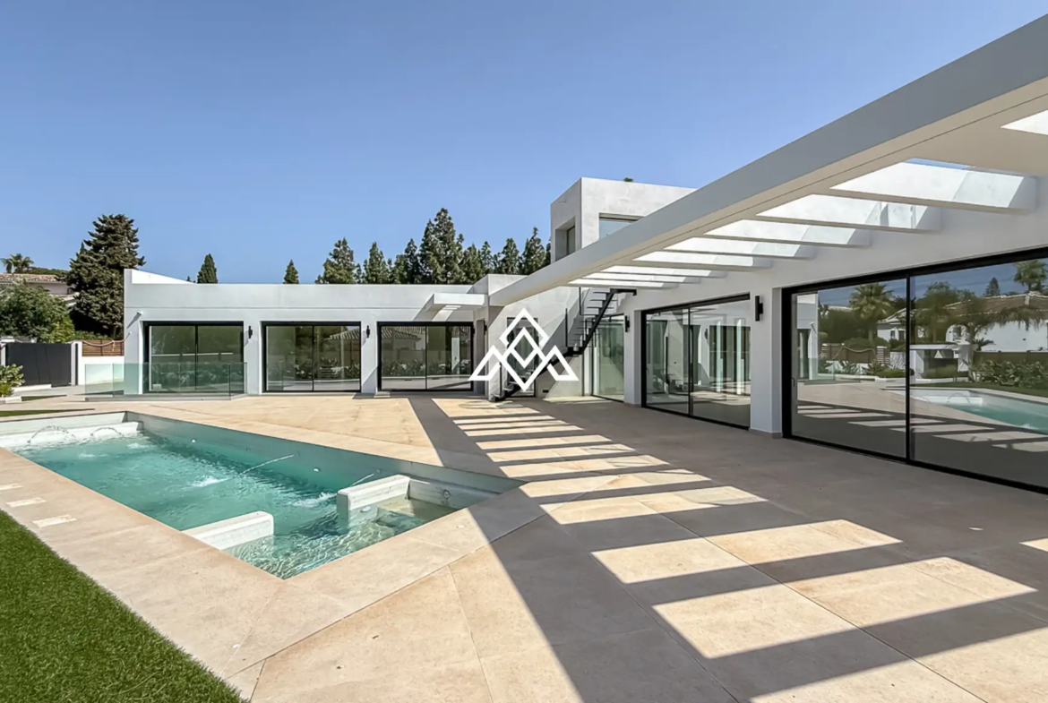 El Chaparral villa with pool, garden and modern design near the beach in Mijas Costa