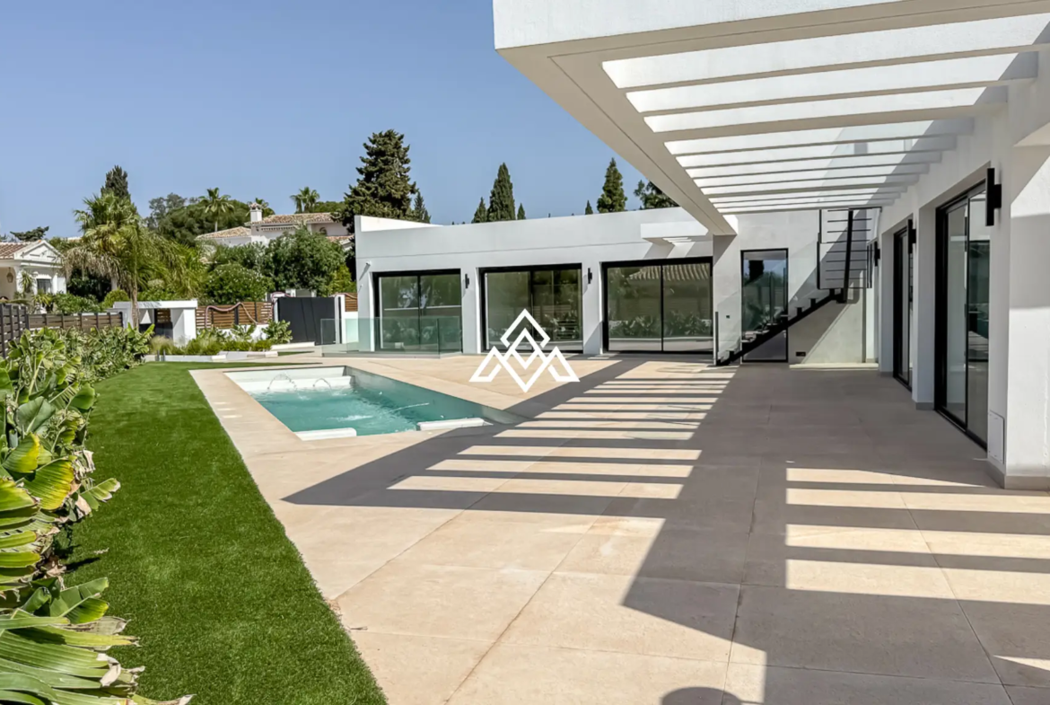 El Chaparral villa with pool, garden and modern design near the beach in Mijas Costa