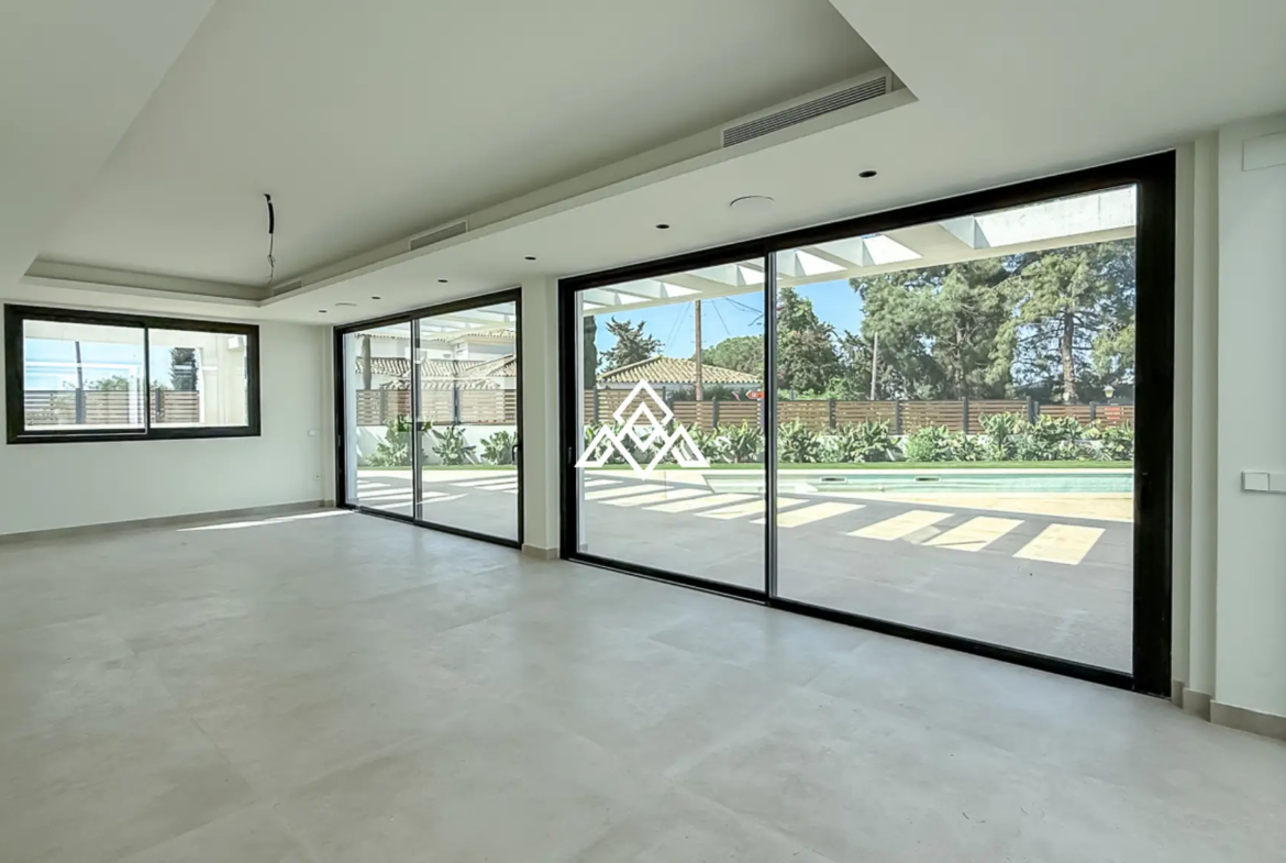 El Chaparral villa with pool, garden and modern design near the beach in Mijas Costa