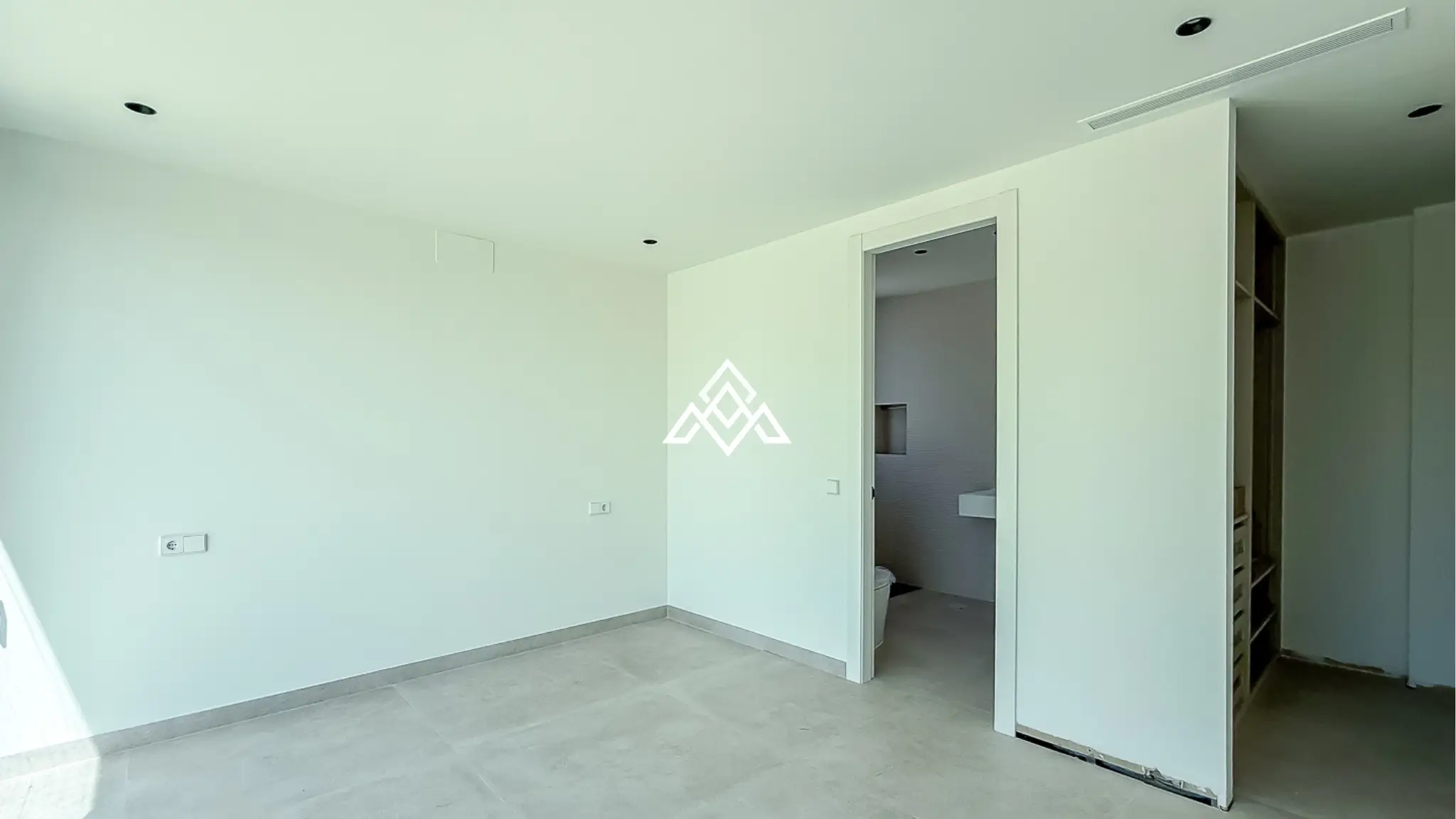 El Chaparral villa with pool, garden and modern design near the beach in Mijas Costa
