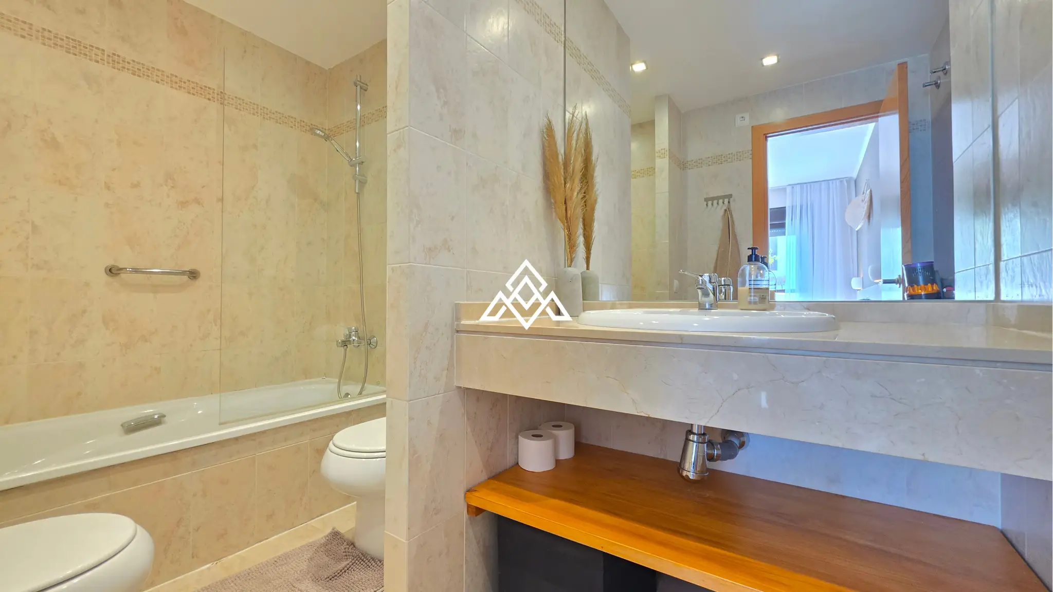 Selwo apartment with terrace, pool and gardens in gated community Estepona