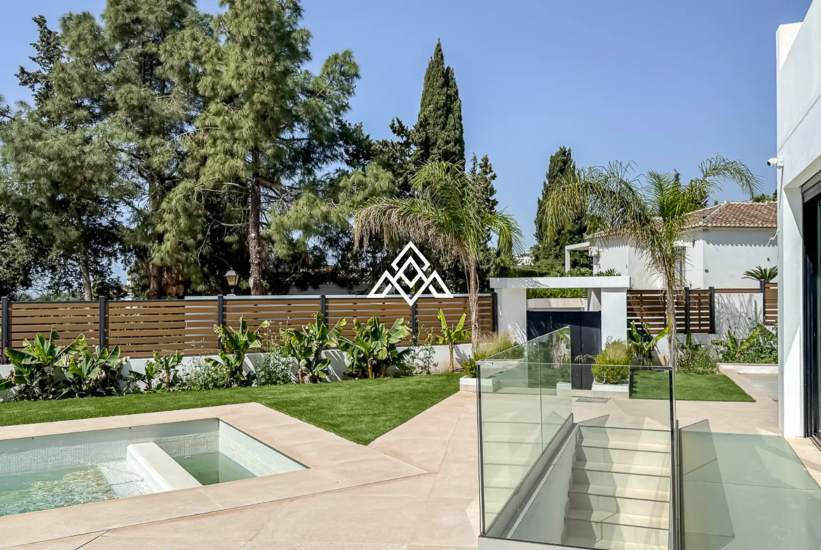El Chaparral villa with pool, garden and modern design near the beach in Mijas Costa
