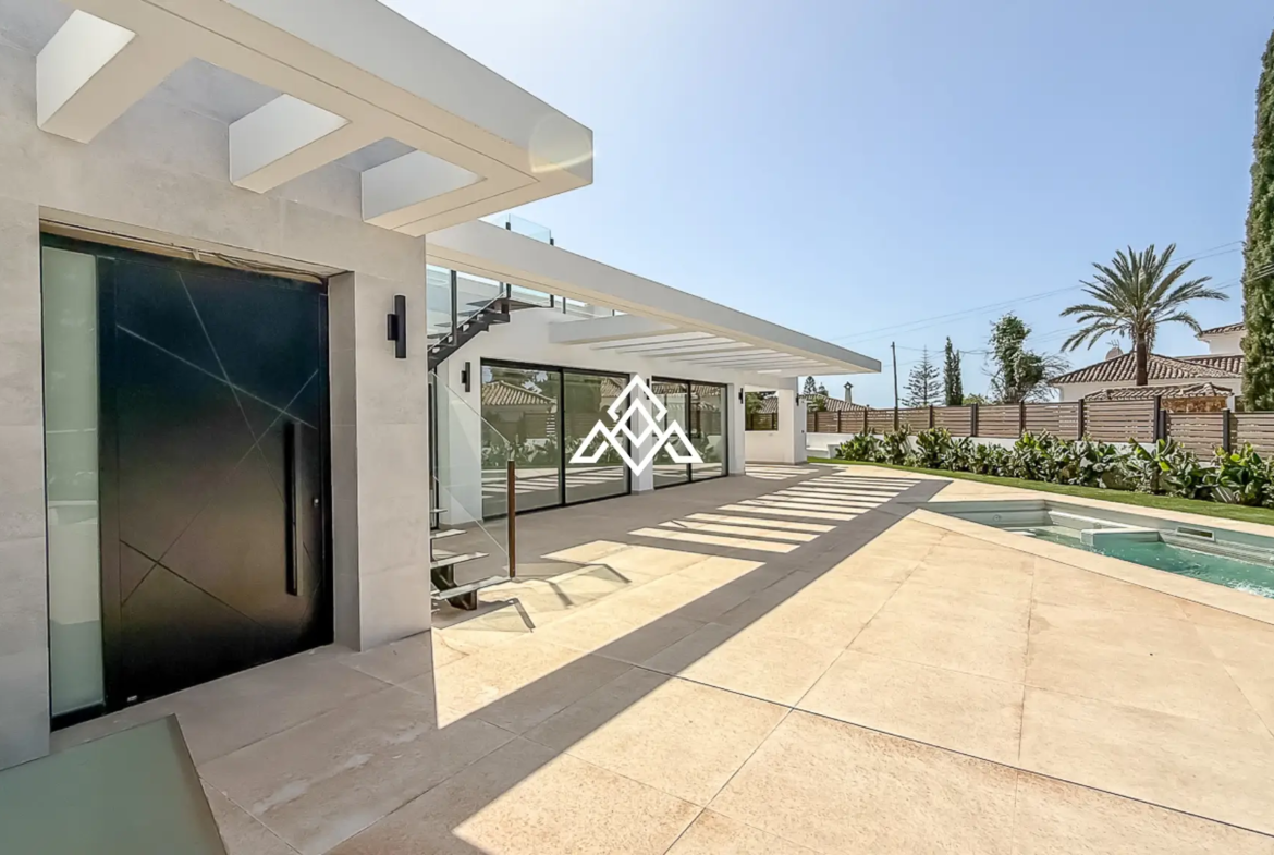 El Chaparral villa with pool, garden and modern design near the beach in Mijas Costa